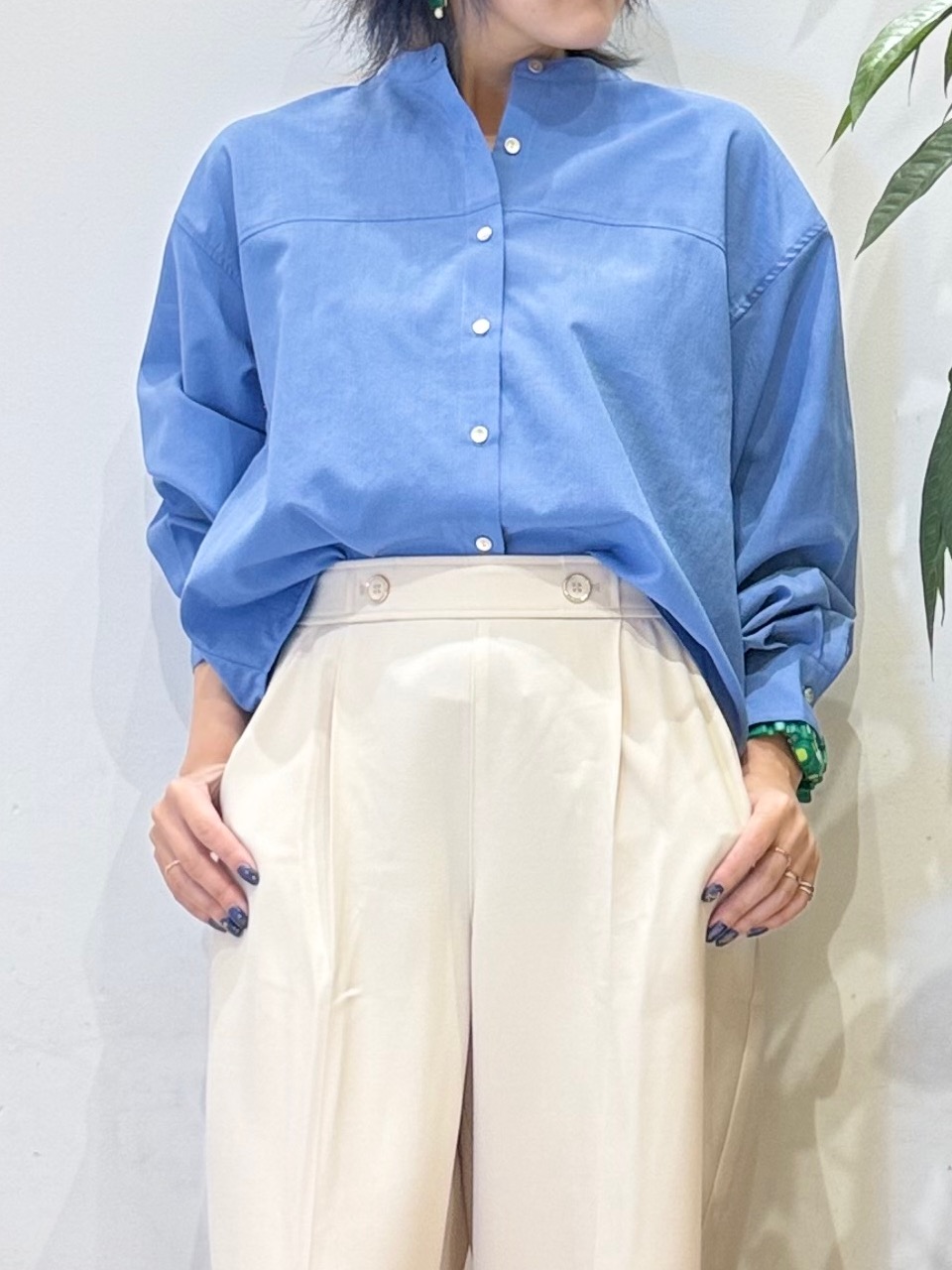 misakiさんの「SHOO･LA･RUE｜【通気性〇/S-LL/洗濯機可】さらりと心地よい。ノーカラーシャツ」を使ったコーディネート