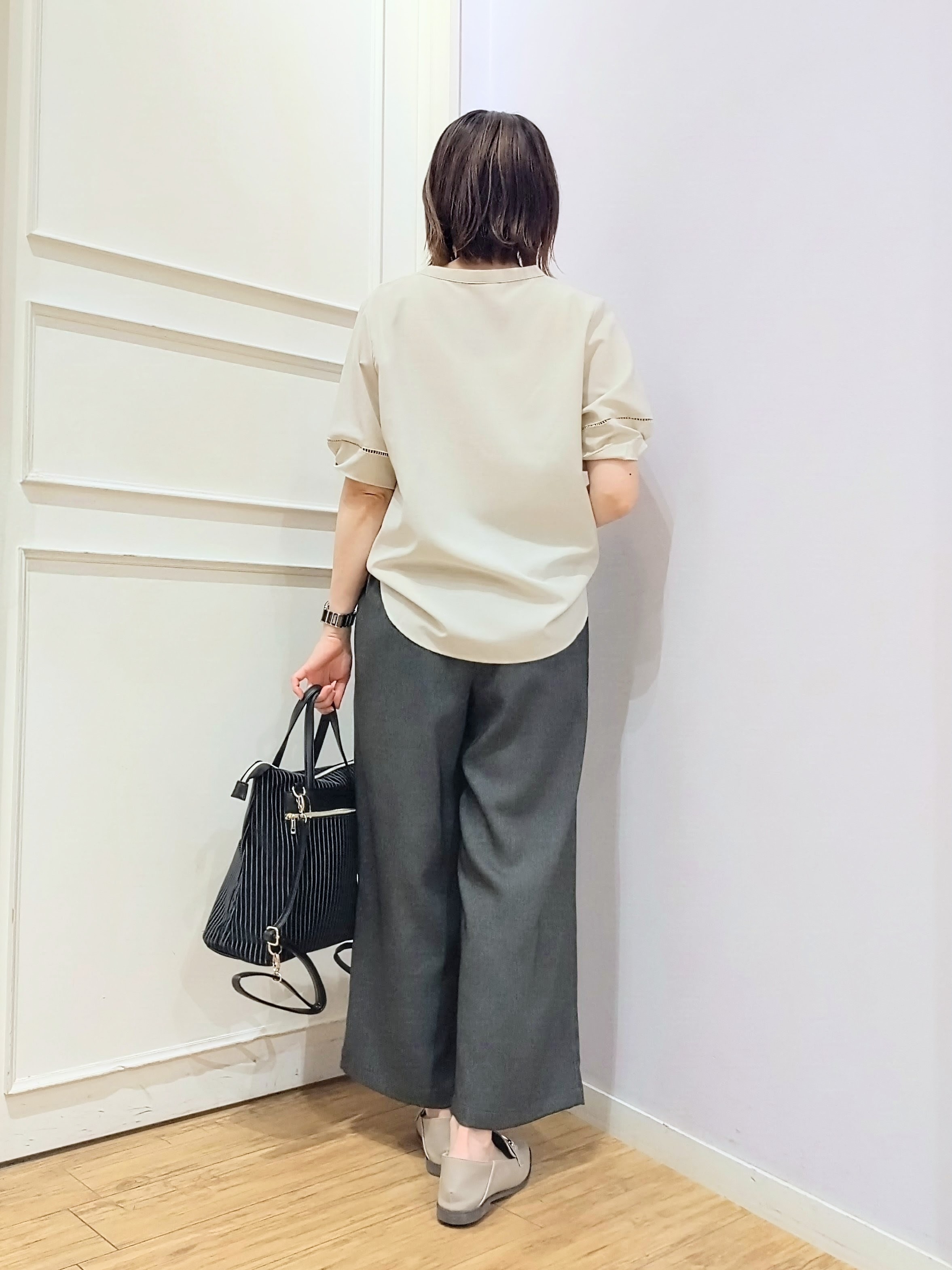 miomioさんの「SHOO･LA･RUE｜【洗濯後しわになりにくい/インせずきまる】お袖のハシゴレースで涼やかに 麻調スキッパーブラウス」を使ったコーディネート