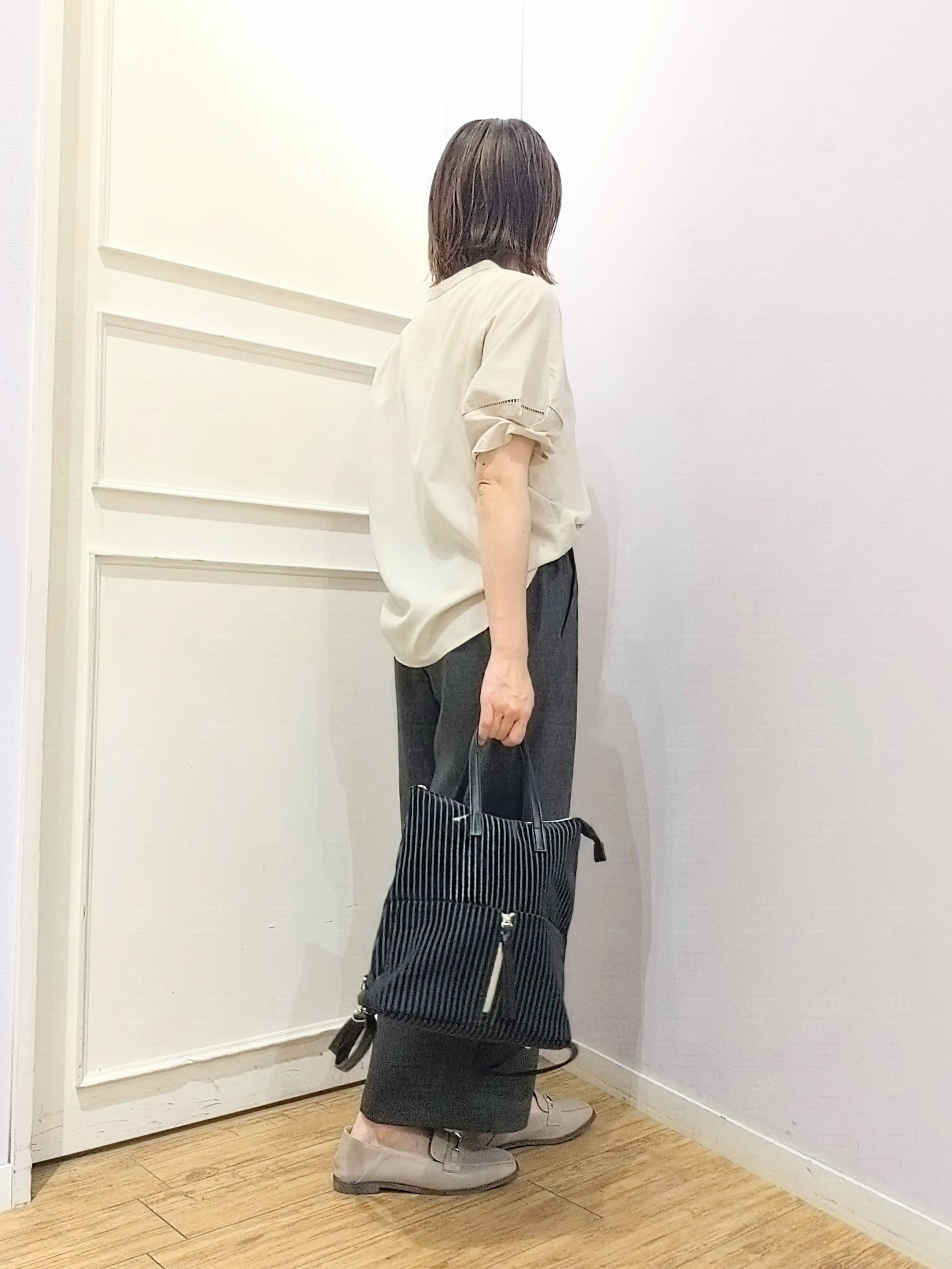miomioさんの「SHOO･LA･RUE｜【洗濯後しわになりにくい/インせずきまる】お袖のハシゴレースで涼やかに 麻調スキッパーブラウス」を使ったコーディネート