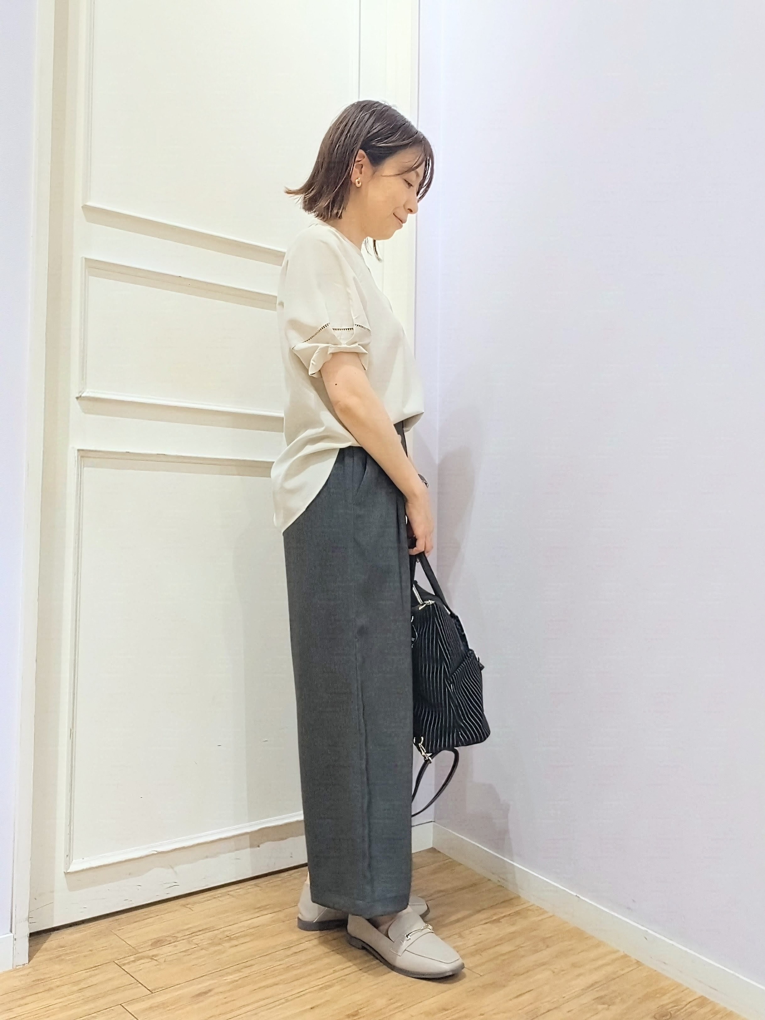 miomioさんの「SHOO･LA･RUE｜【洗濯後しわになりにくい/インせずきまる】お袖のハシゴレースで涼やかに 麻調スキッパーブラウス」を使ったコーディネート