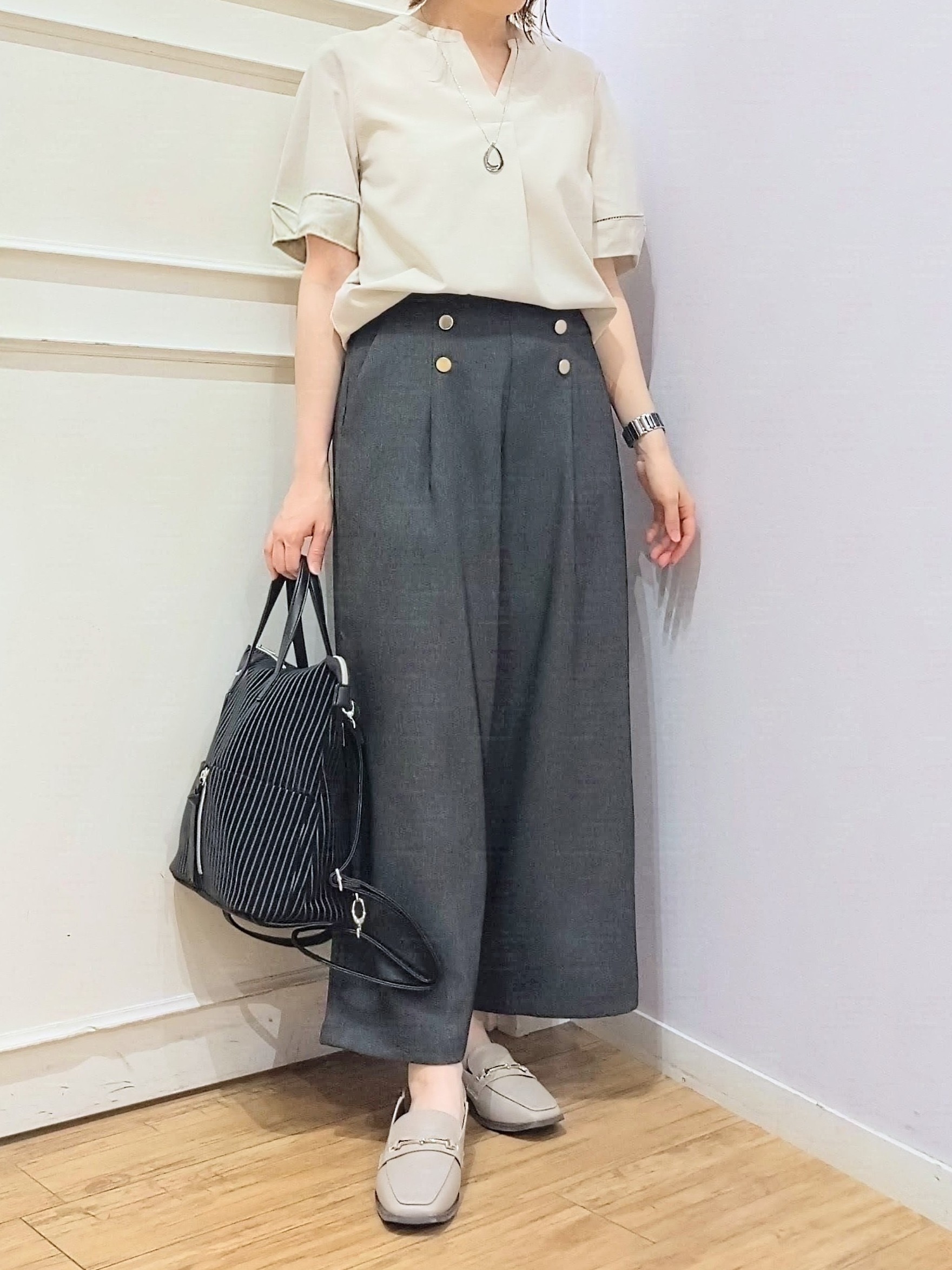 miomioさんの「SHOO･LA･RUE｜【洗濯後しわになりにくい/インせずきまる】お袖のハシゴレースで涼やかに 麻調スキッパーブラウス」を使ったコーディネート