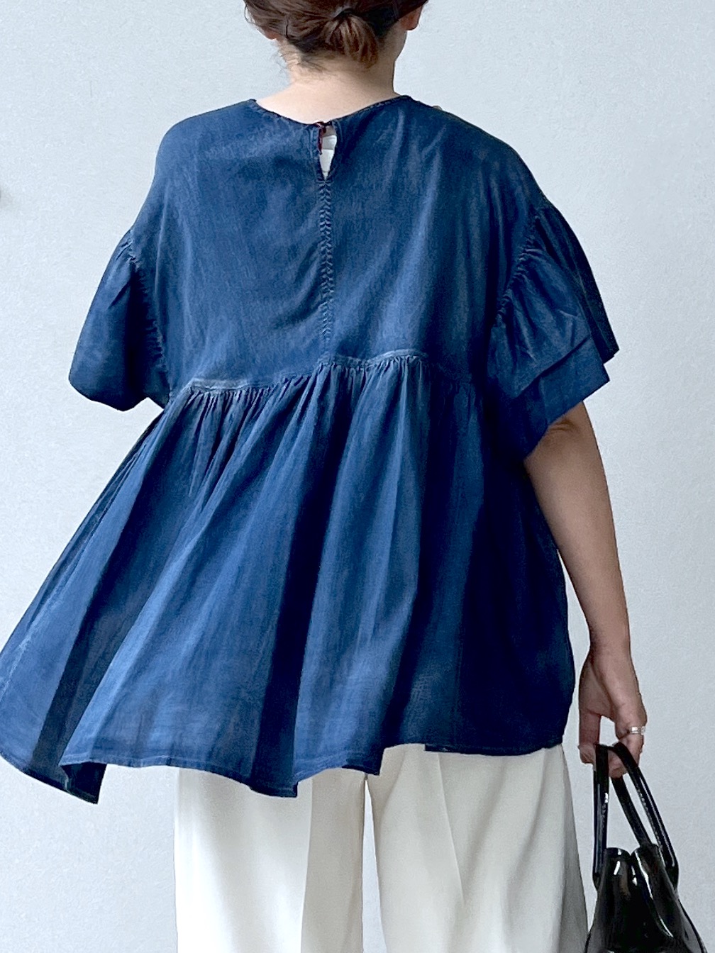 Soeさんの「DRESSTERIOR｜【涼しく着映え】シアーデニムAラインブラウス」を使ったコーディネート