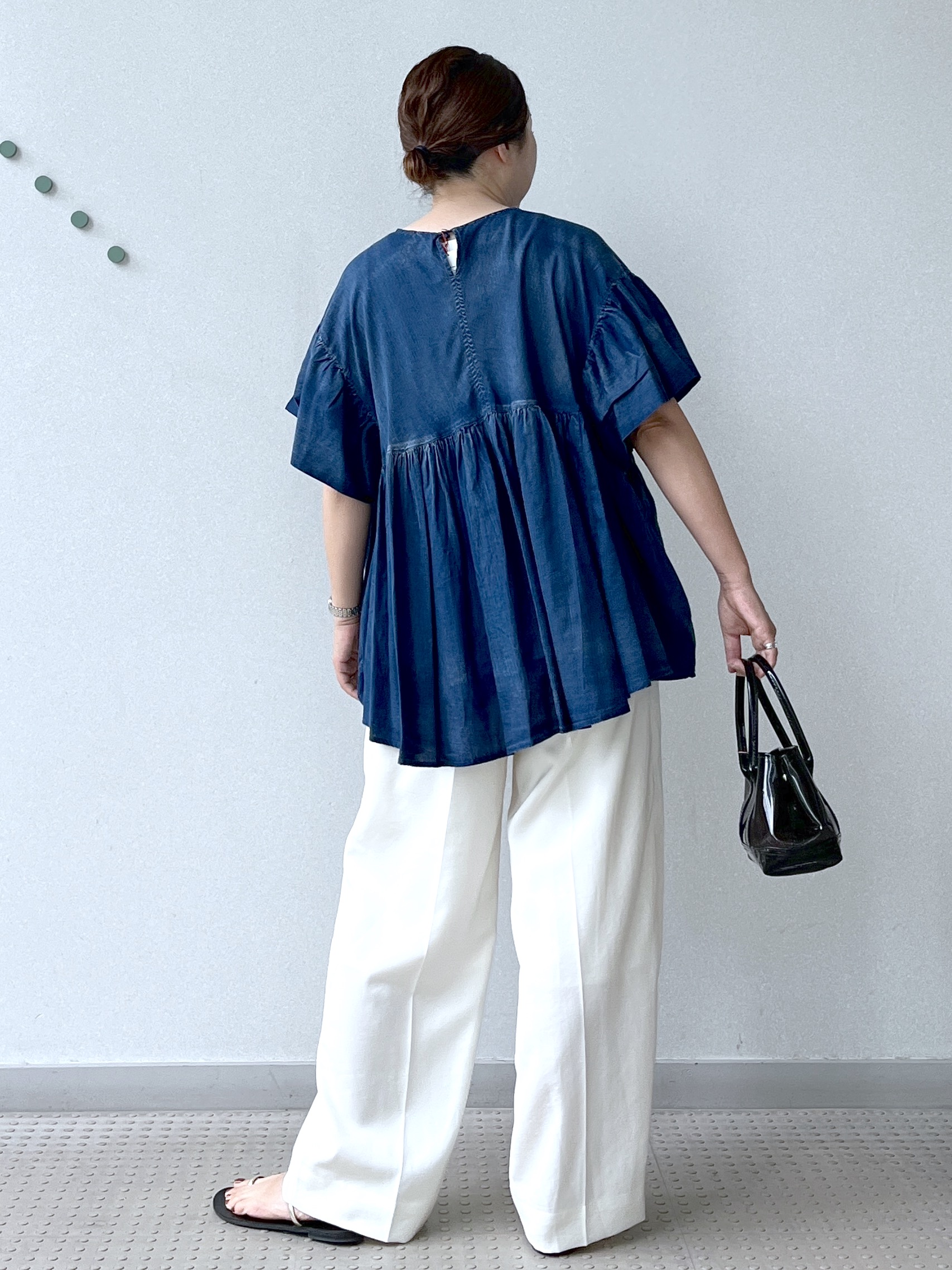 Soeさんの「DRESSTERIOR｜【涼しく着映え】シアーデニムAラインブラウス」を使ったコーディネート