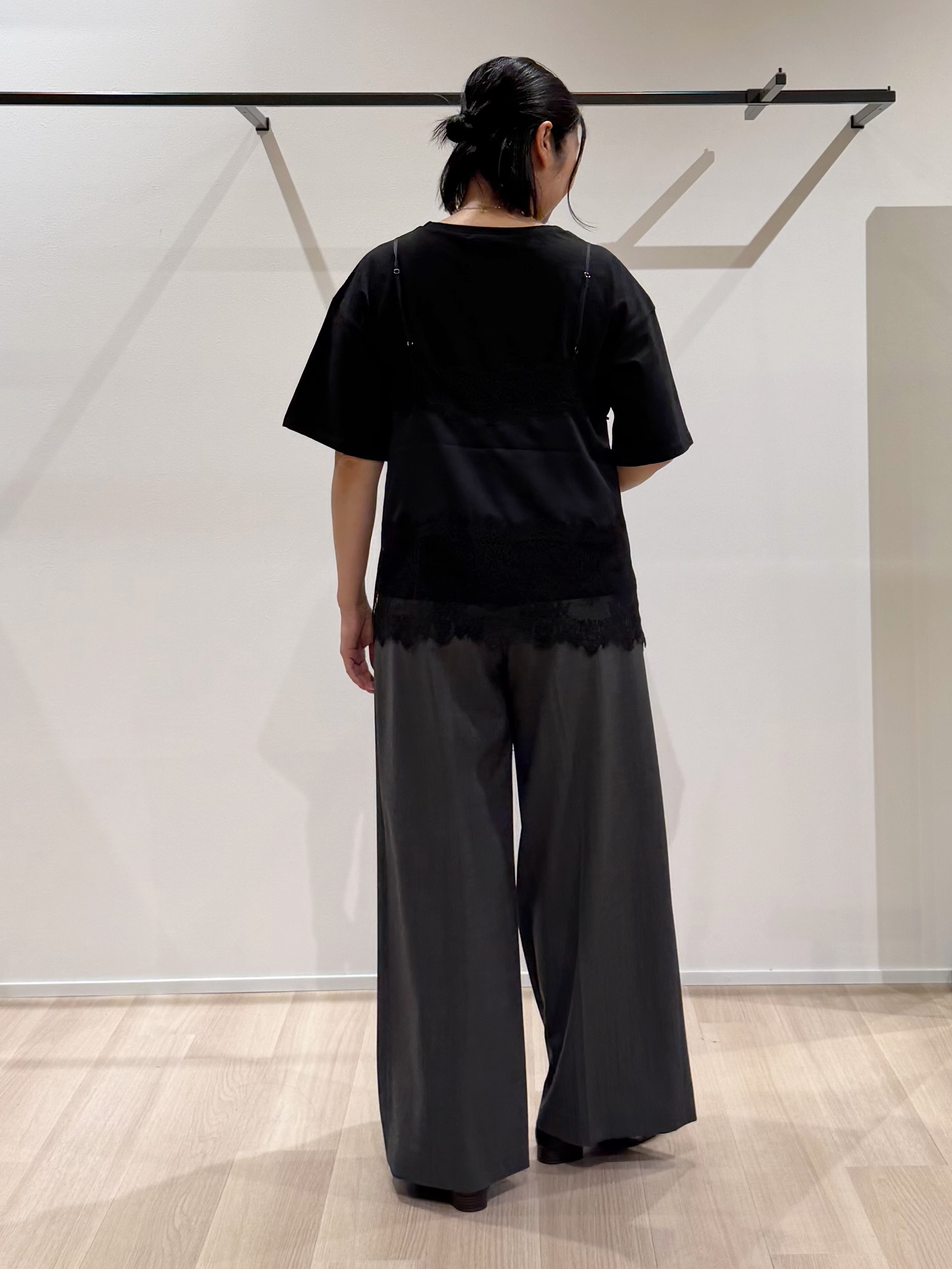 TOMOMIさんの「UNTITLED｜ウーステッドワイドシルエットパンツ」を使ったコーディネート