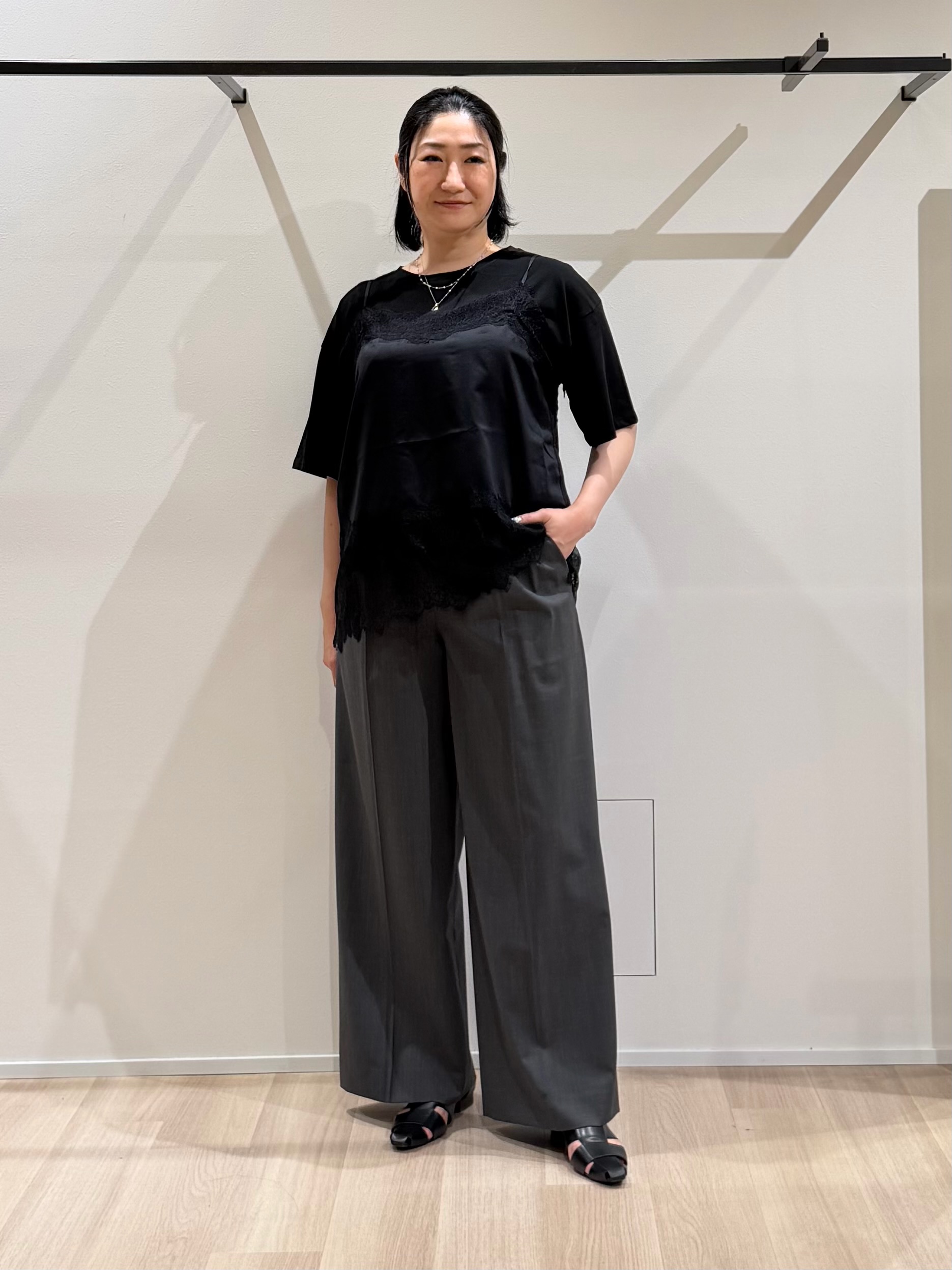 TOMOMIさんの「UNTITLED｜ウーステッドワイドシルエットパンツ」を使ったコーディネート