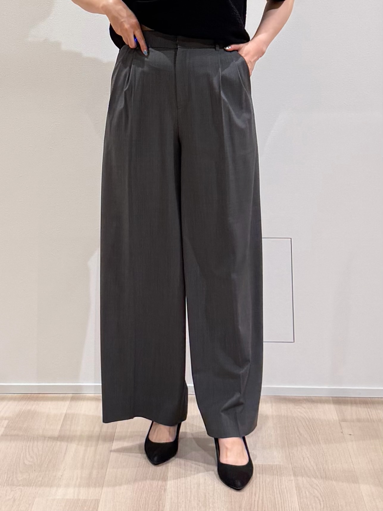 TOMOMIさんの「UNTITLED｜ウーステッドワイドシルエットパンツ」を使ったコーディネート