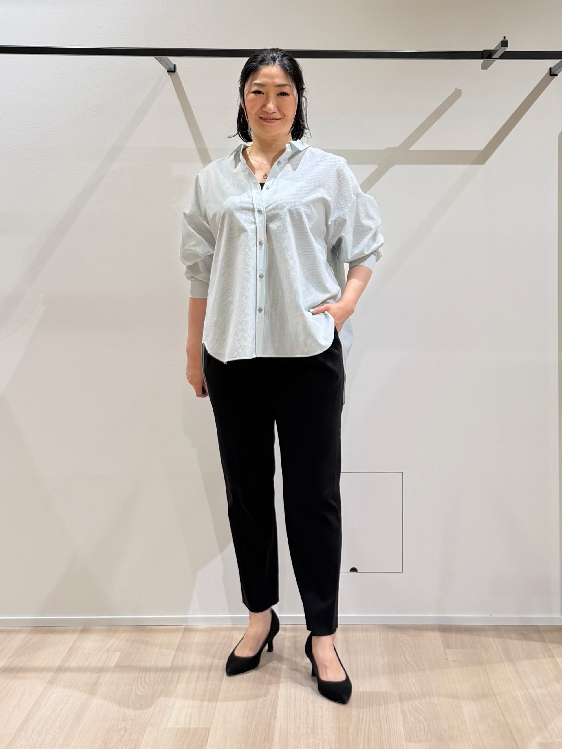 TOMOMIさんの「UNTITLED｜【UVケア／接触冷感／ベルト付】サッカー素材シャツ」を使ったコーディネート