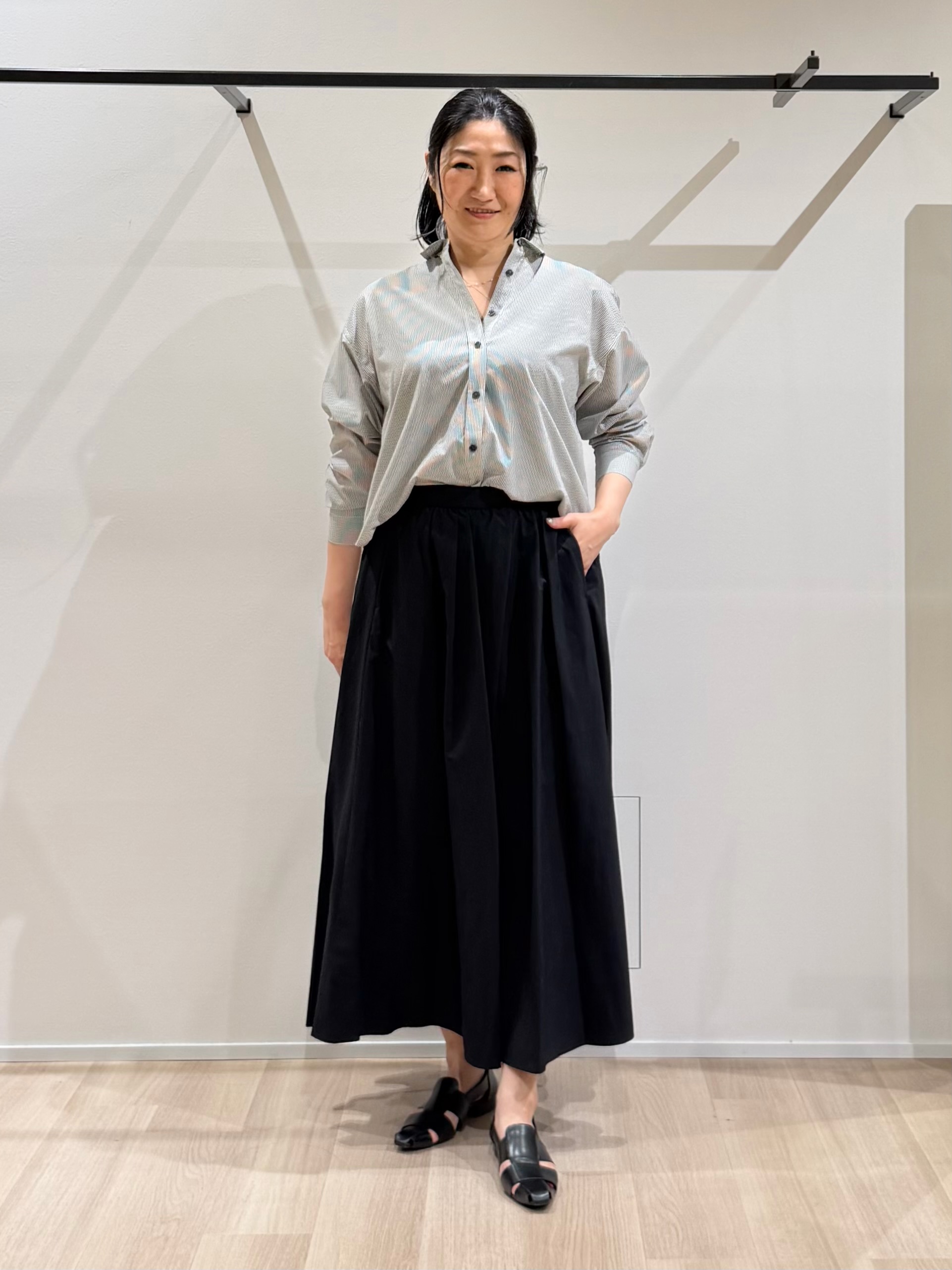 TOMOMIさんの「UNTITLED｜【UVケア／接触冷感／ベルト付】サッカー素材シャツ」を使ったコーディネート