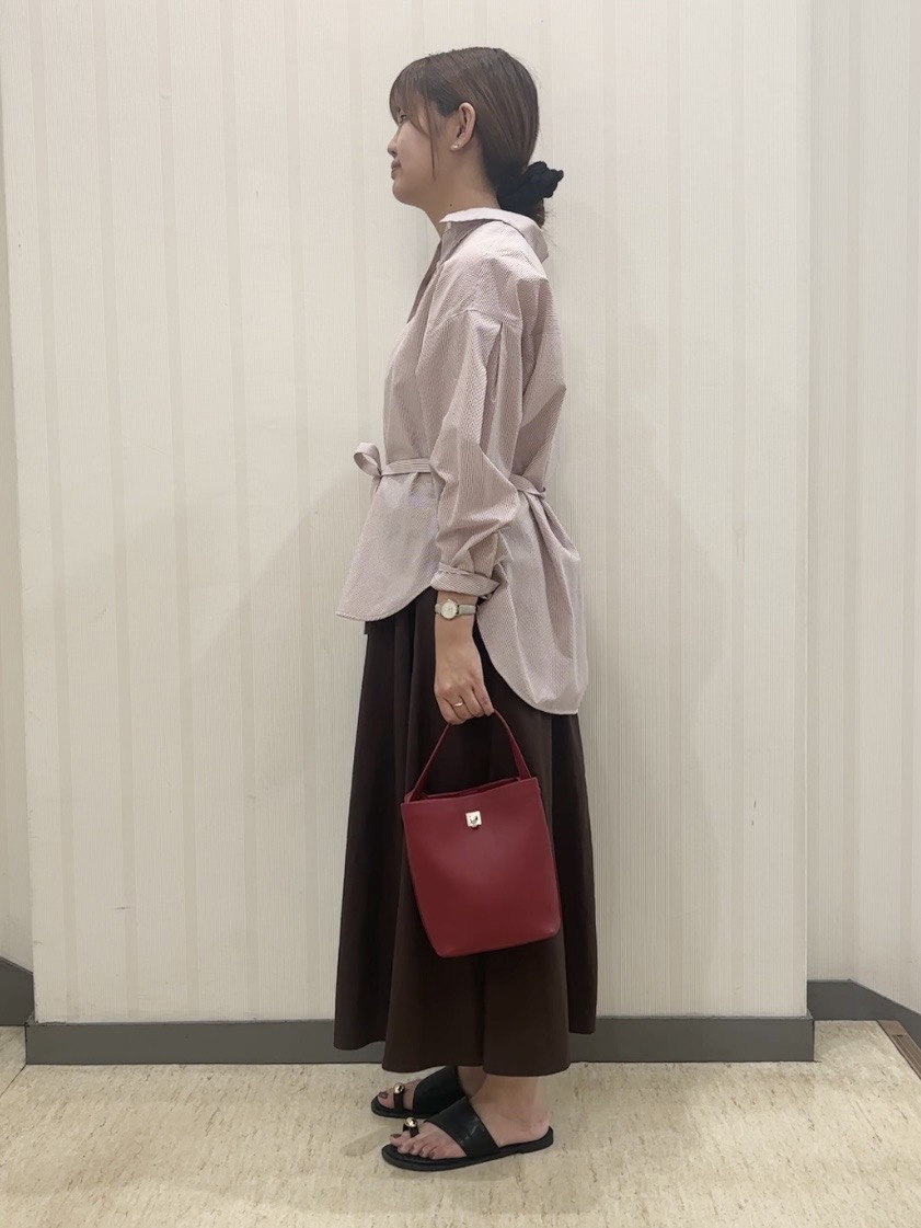 ちひさんの「INDIVI｜【撥水／裏地なし軽量】ギャザーボリュームスカート」を使ったコーディネート