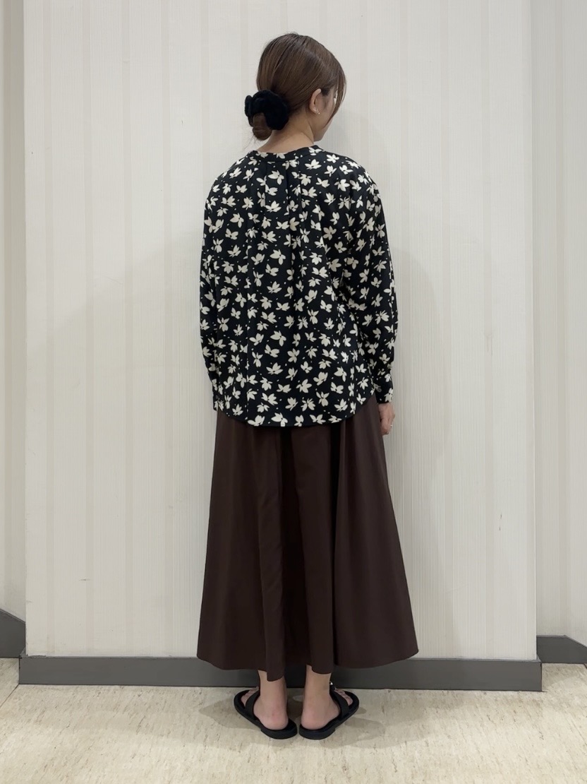 ちひさんの「INDIVI｜【撥水／裏地なし軽量】ギャザーボリュームスカート」を使ったコーディネート