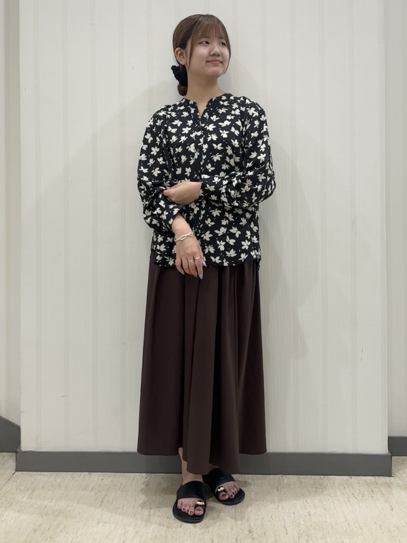 ちひさんの「INDIVI｜【撥水／裏地なし軽量】ギャザーボリュームスカート」を使ったコーディネート