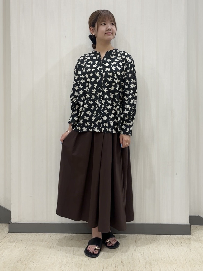 ちひさんの「INDIVI｜【撥水／裏地なし軽量】ギャザーボリュームスカート」を使ったコーディネート