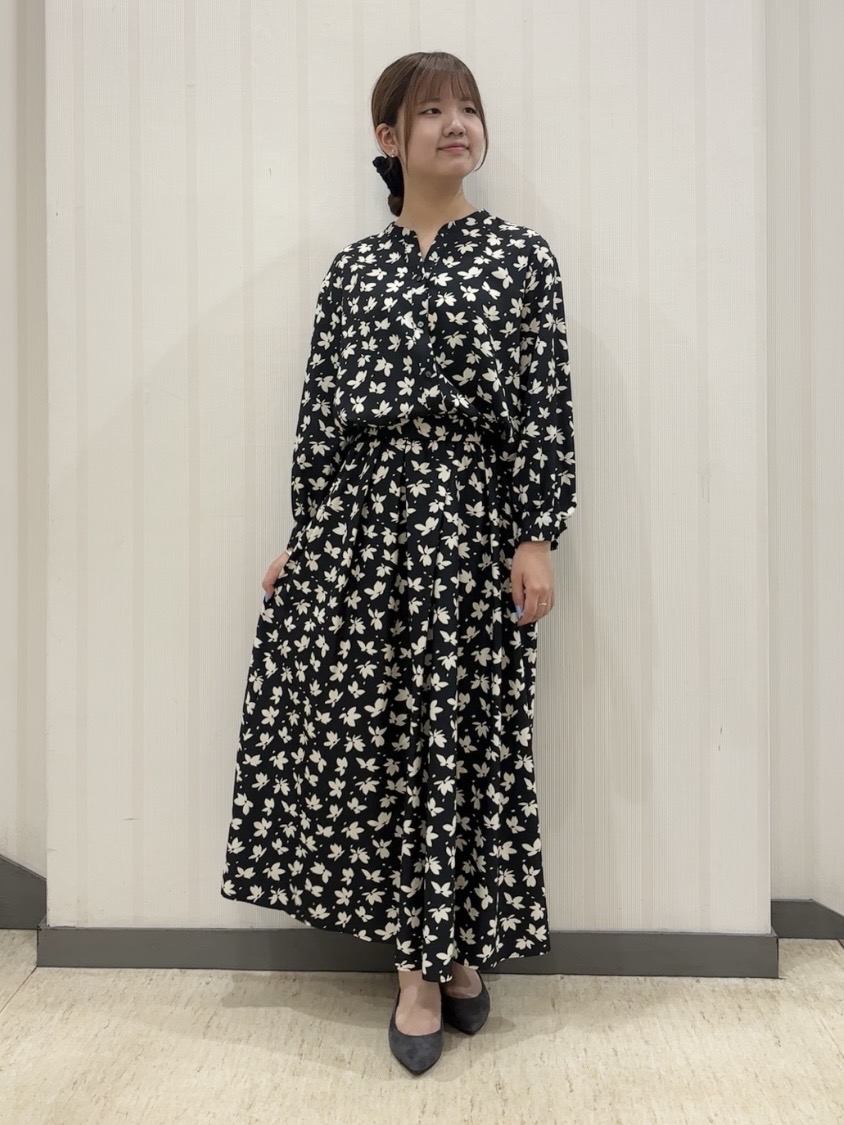 ちひさんの「INDIVI｜【着映え】モノトーンフラワー柄ブラウス」を使ったコーディネート