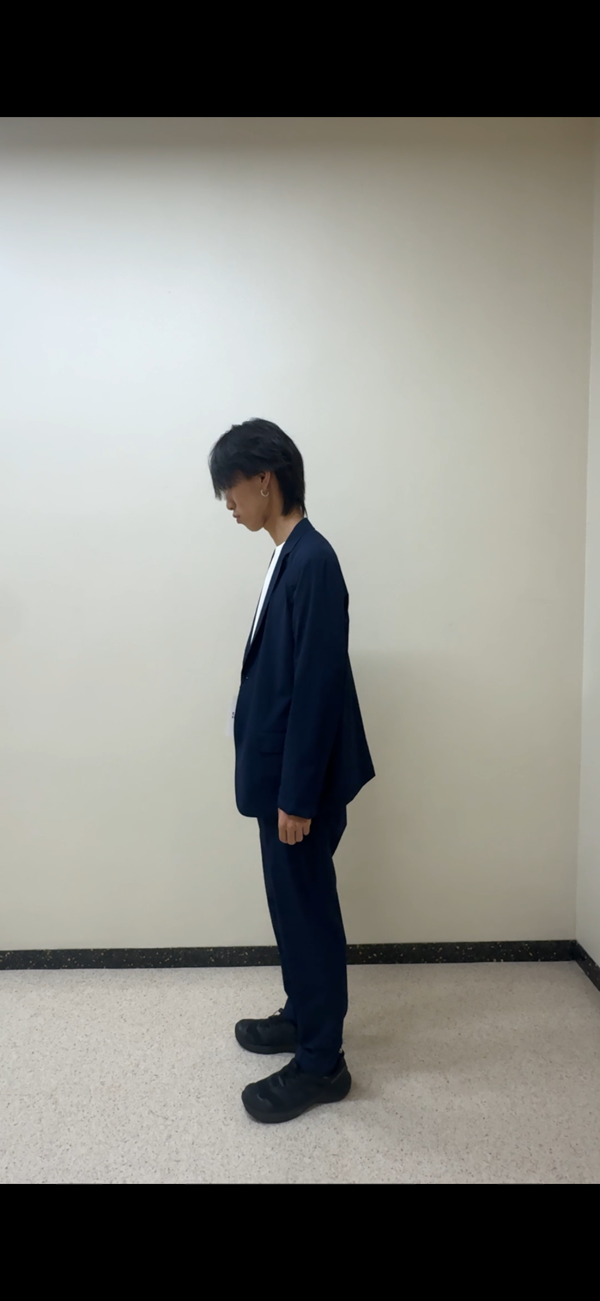 平畑慶さんの「TAKEO KIKUCHI｜3Dナイロン イージーパンツ」を使ったコーディネート