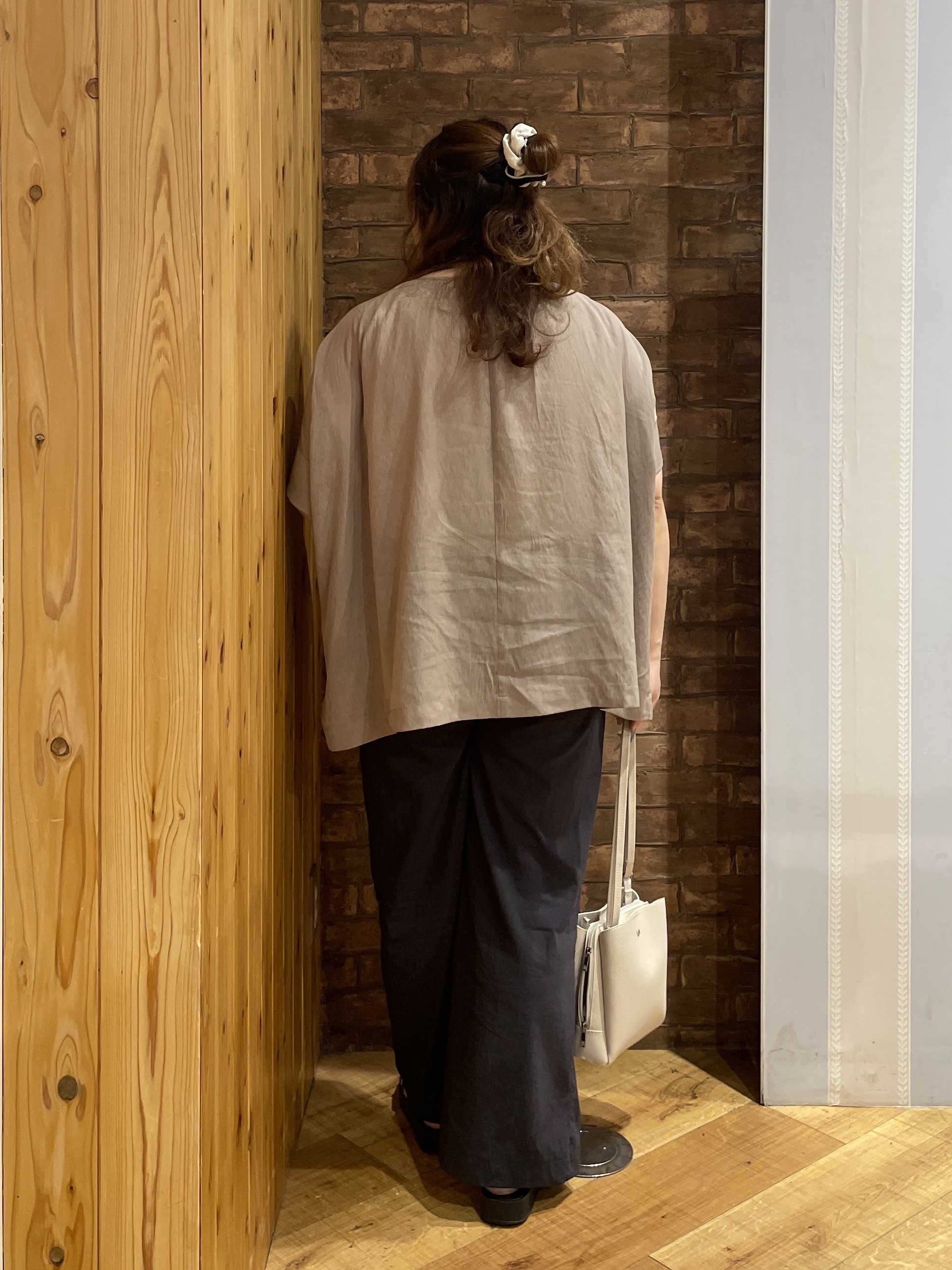 Risaさんの「SHOO･LA･RUE｜【2点セット/洗濯機可/インしないで着られる】大人の抜け感 リボン付きポンチョ風ブラウス＆タンクトッ」を使ったコーディネート