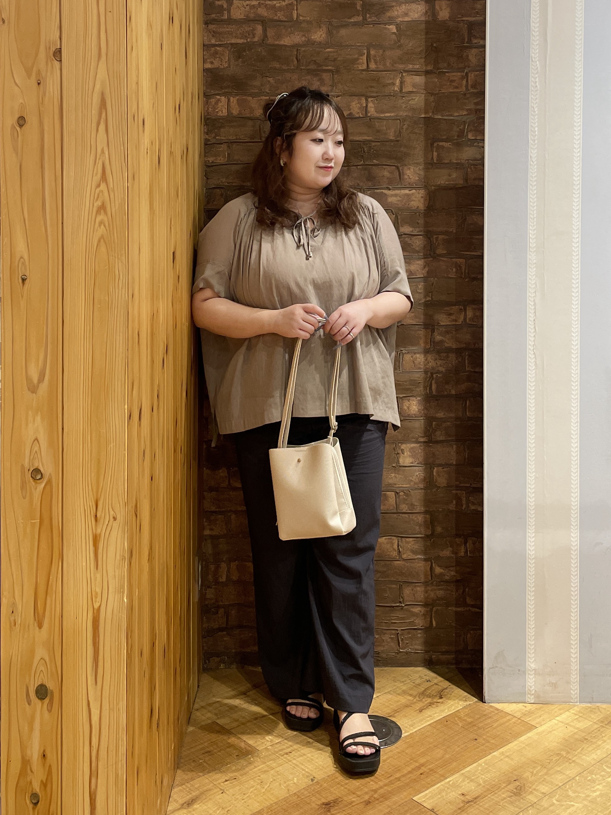 Risaさんの「SHOO･LA･RUE｜【2点セット/洗濯機可/インしないで着られる】大人の抜け感 リボン付きポンチョ風ブラウス＆タンクトッ」を使ったコーディネート