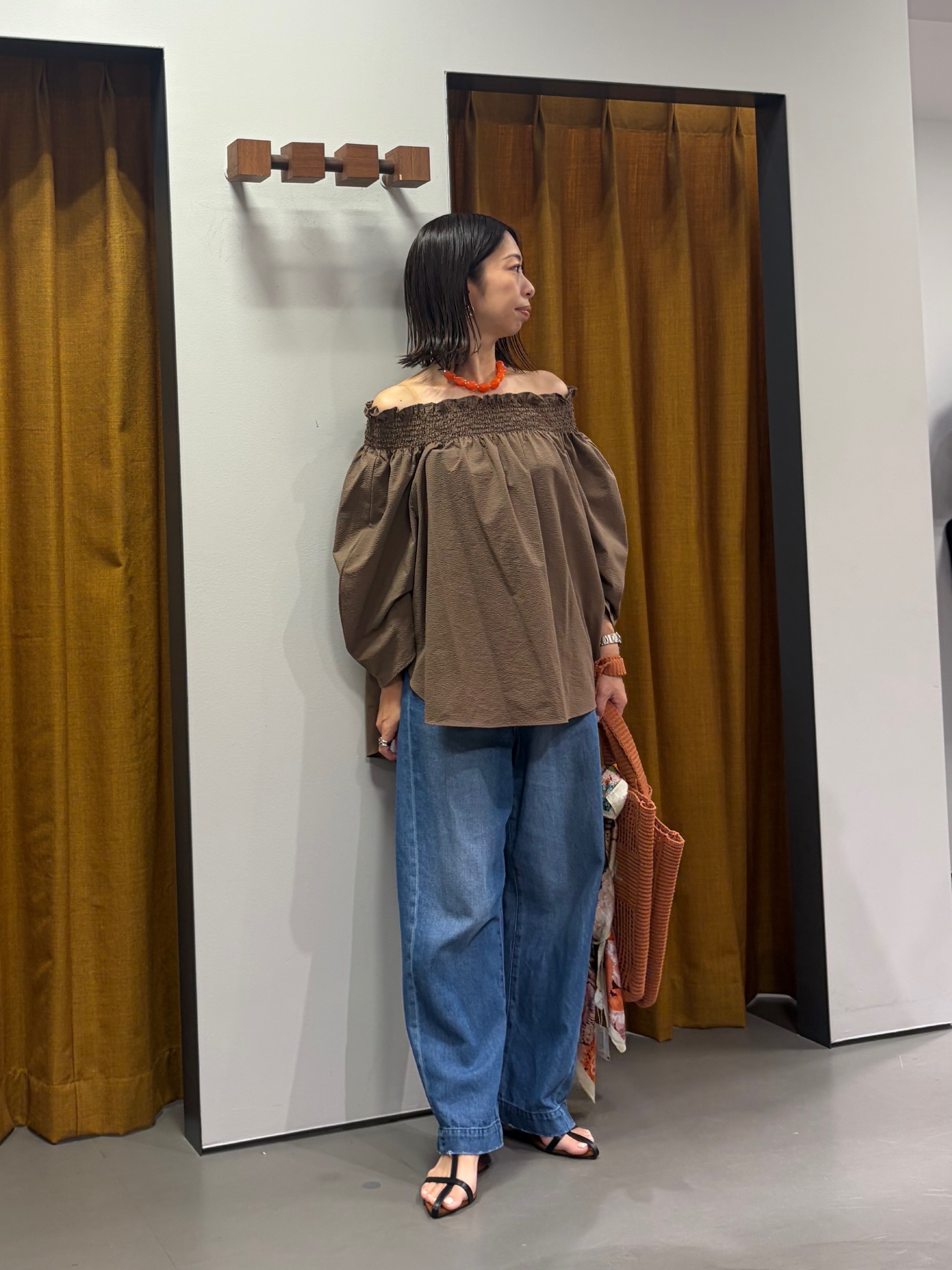 Mikoさんの「INDIVI｜サッカーオフショルブラウス【再入荷／2WAY】」を使ったコーディネート