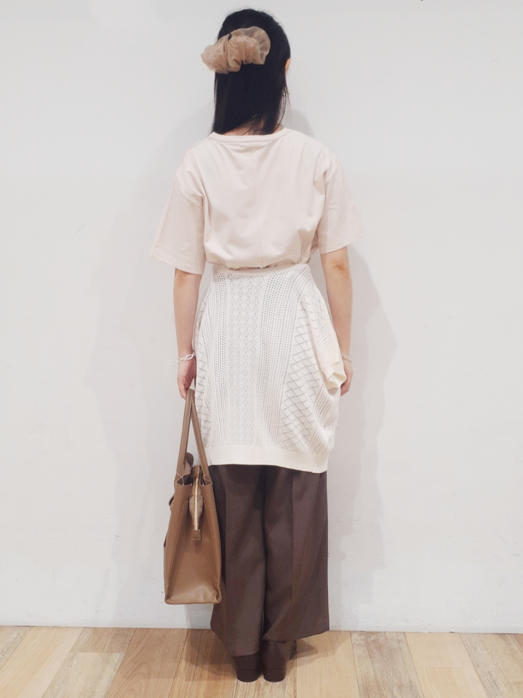 にこさんの「grove｜フラワーモチーフスパンコールTシャツ」を使ったコーディネート