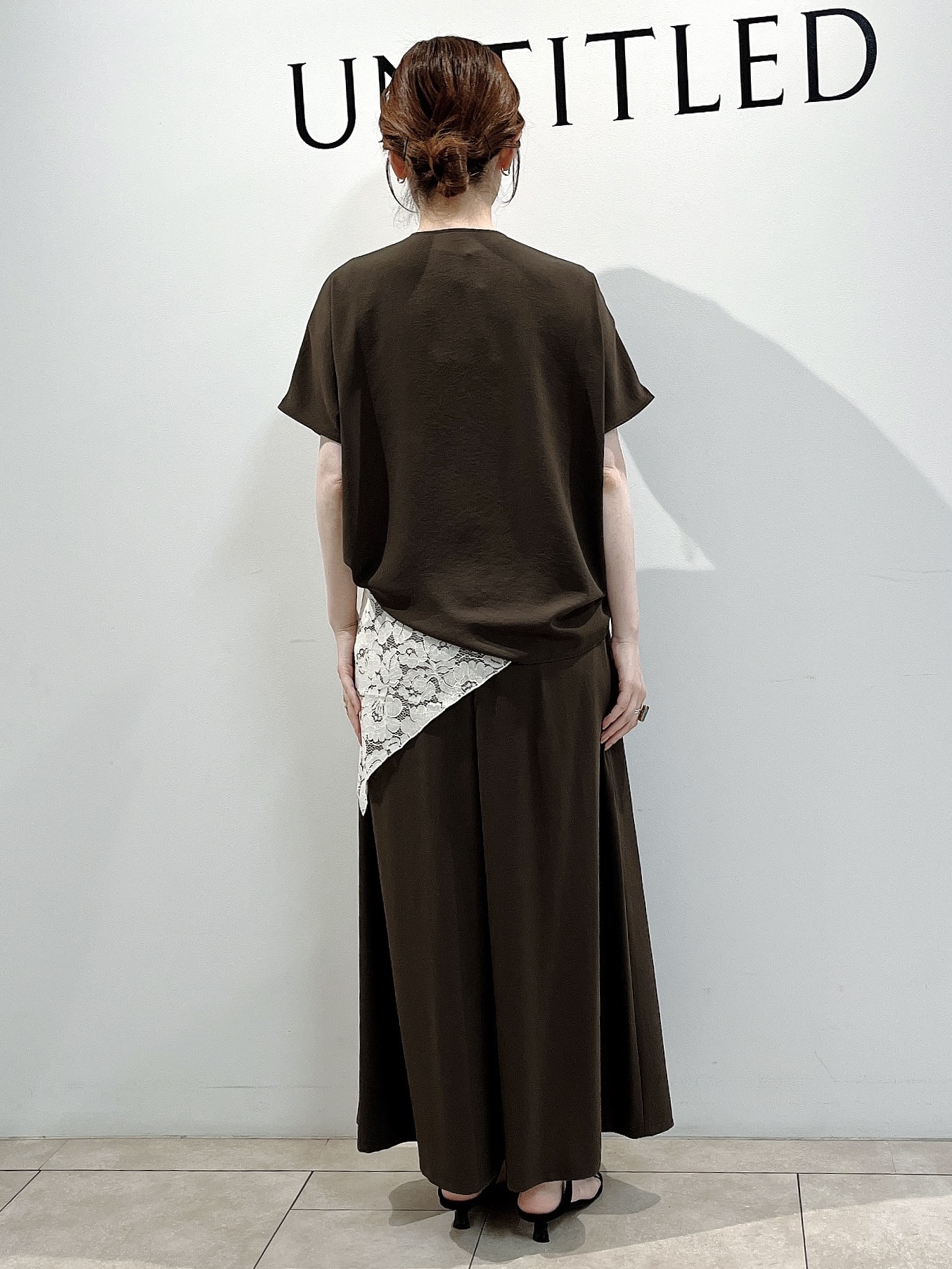 hayaさんの「UNTITLED｜【UV/接触冷感/セットアップ可】リラクシーキーVネックブラウス」を使ったコーディネート