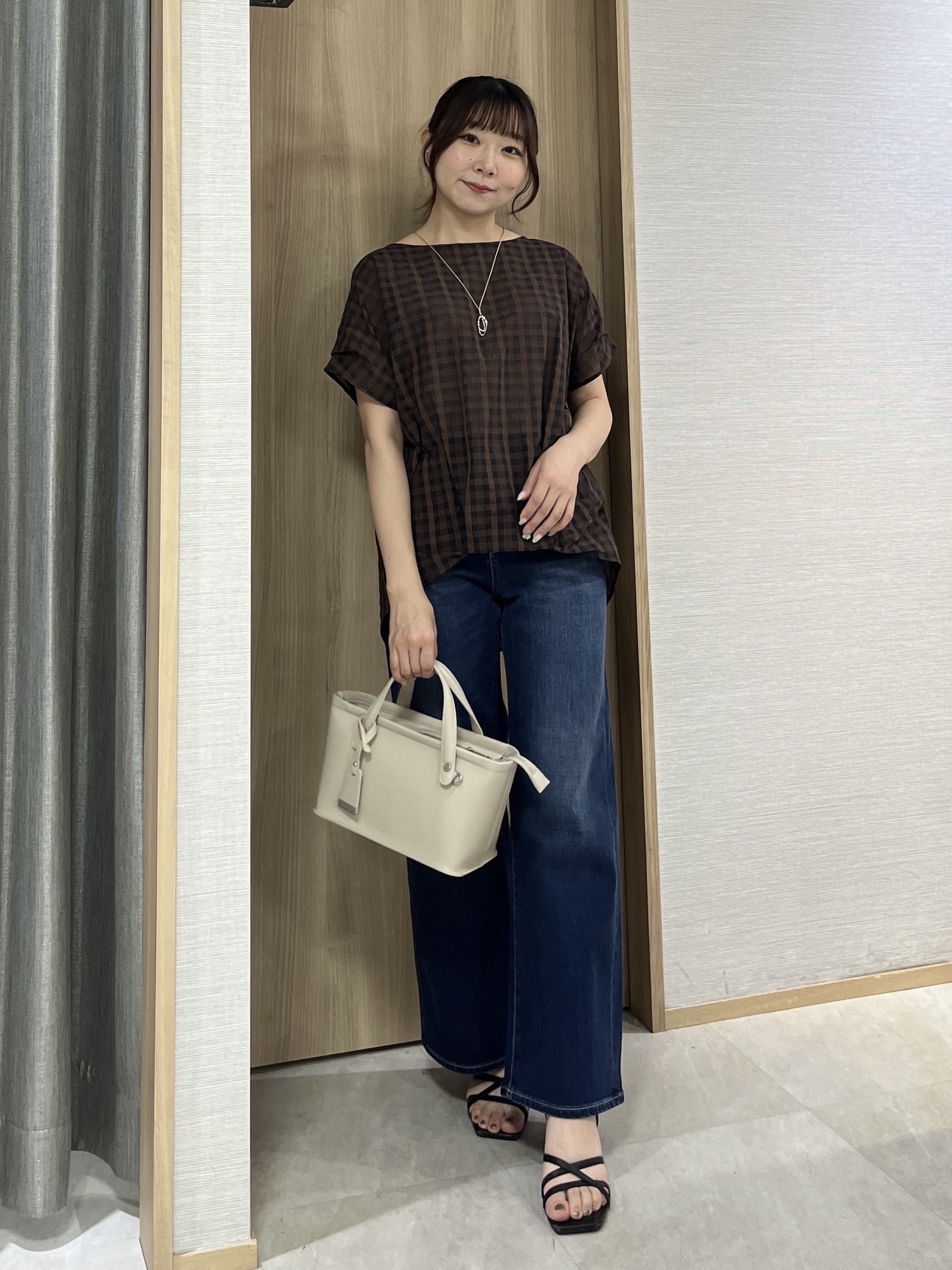 KAHOさんの「UNTITLED｜シアーチェックブラウス」を使ったコーディネート
