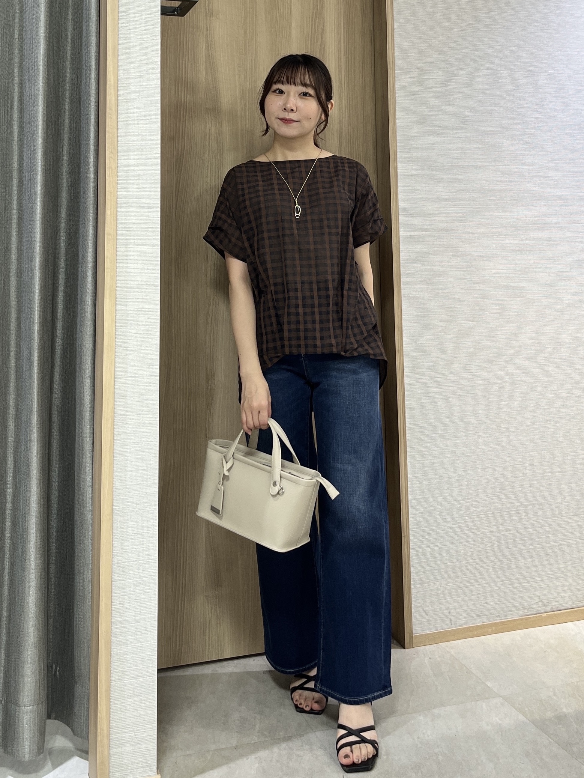 KAHOさんの「UNTITLED｜シアーチェックブラウス」を使ったコーディネート
