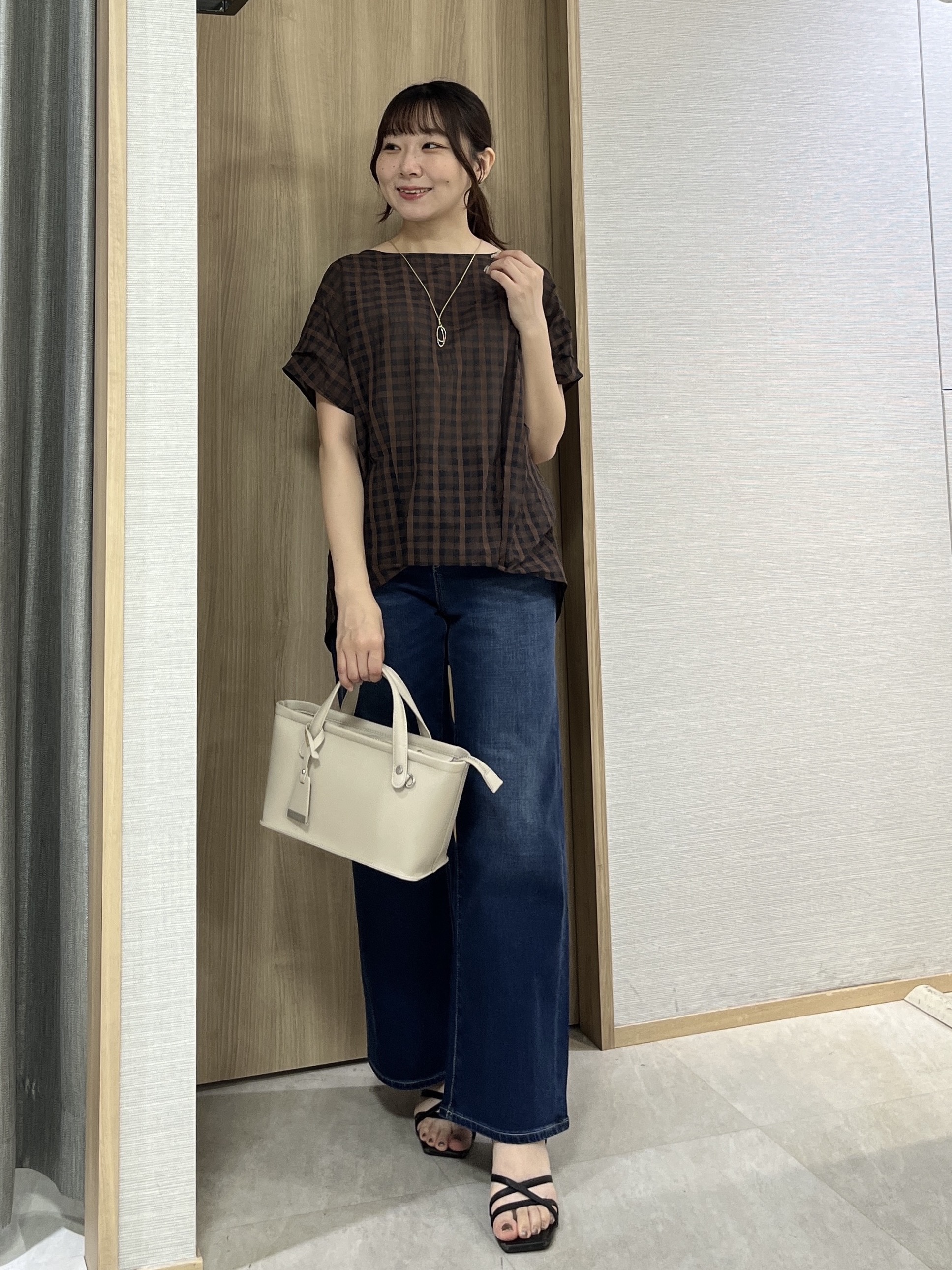 KAHOさんの「UNTITLED｜シアーチェックブラウス」を使ったコーディネート