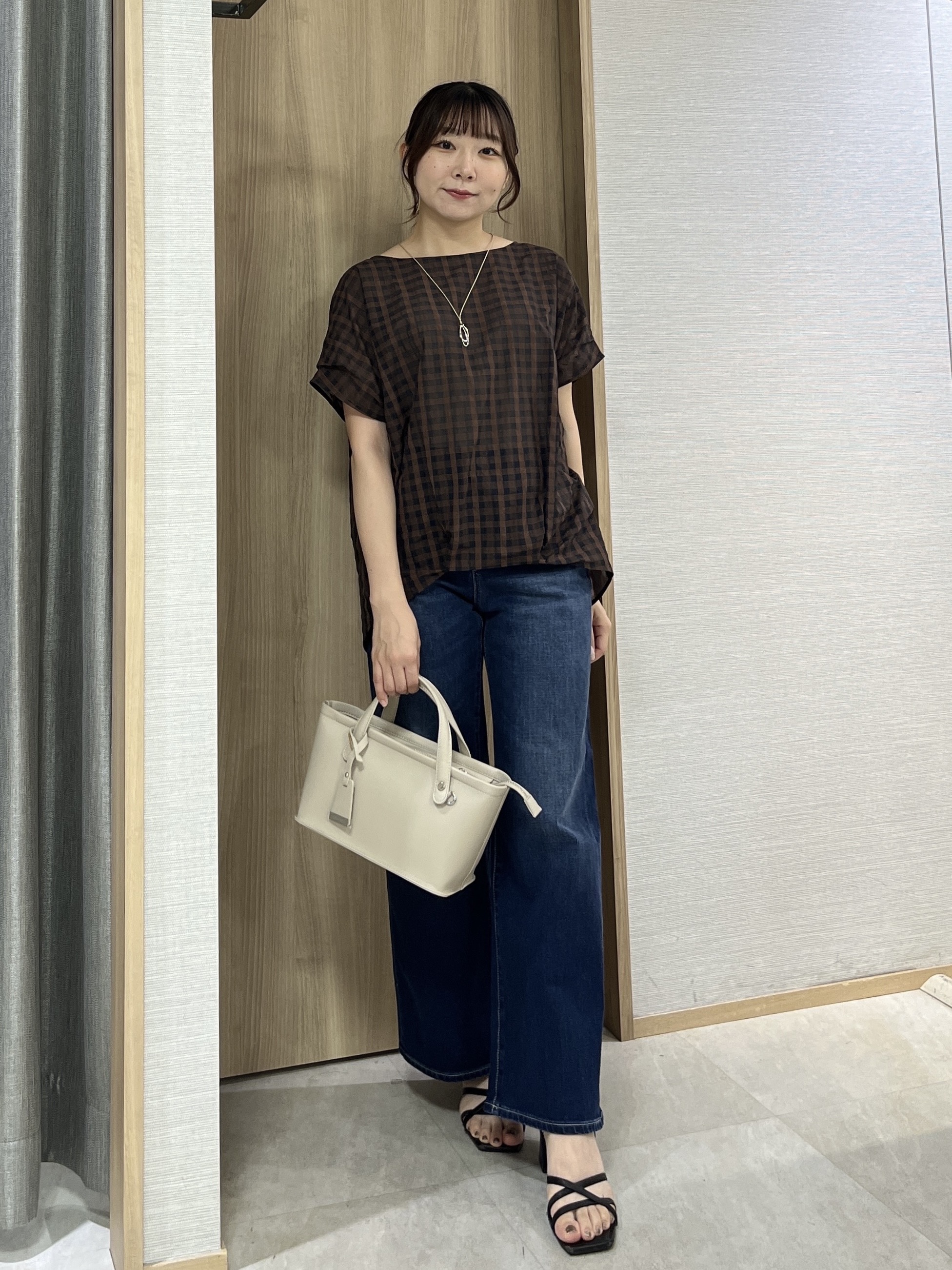 KAHOさんの「UNTITLED｜シアーチェックブラウス」を使ったコーディネート