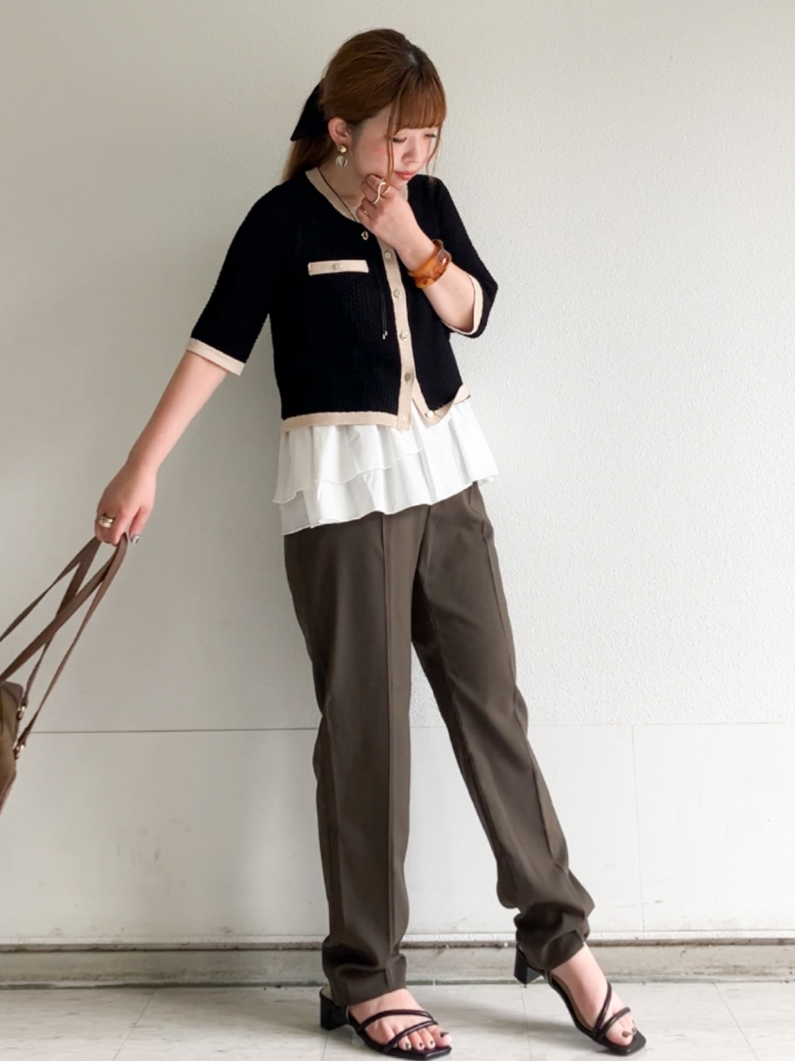 MIPPOさんの「index｜【抗ピリング】柄編みニットカーディガン&times;ペプラムキャミセット《洗濯機OK》」を使ったコーディネート