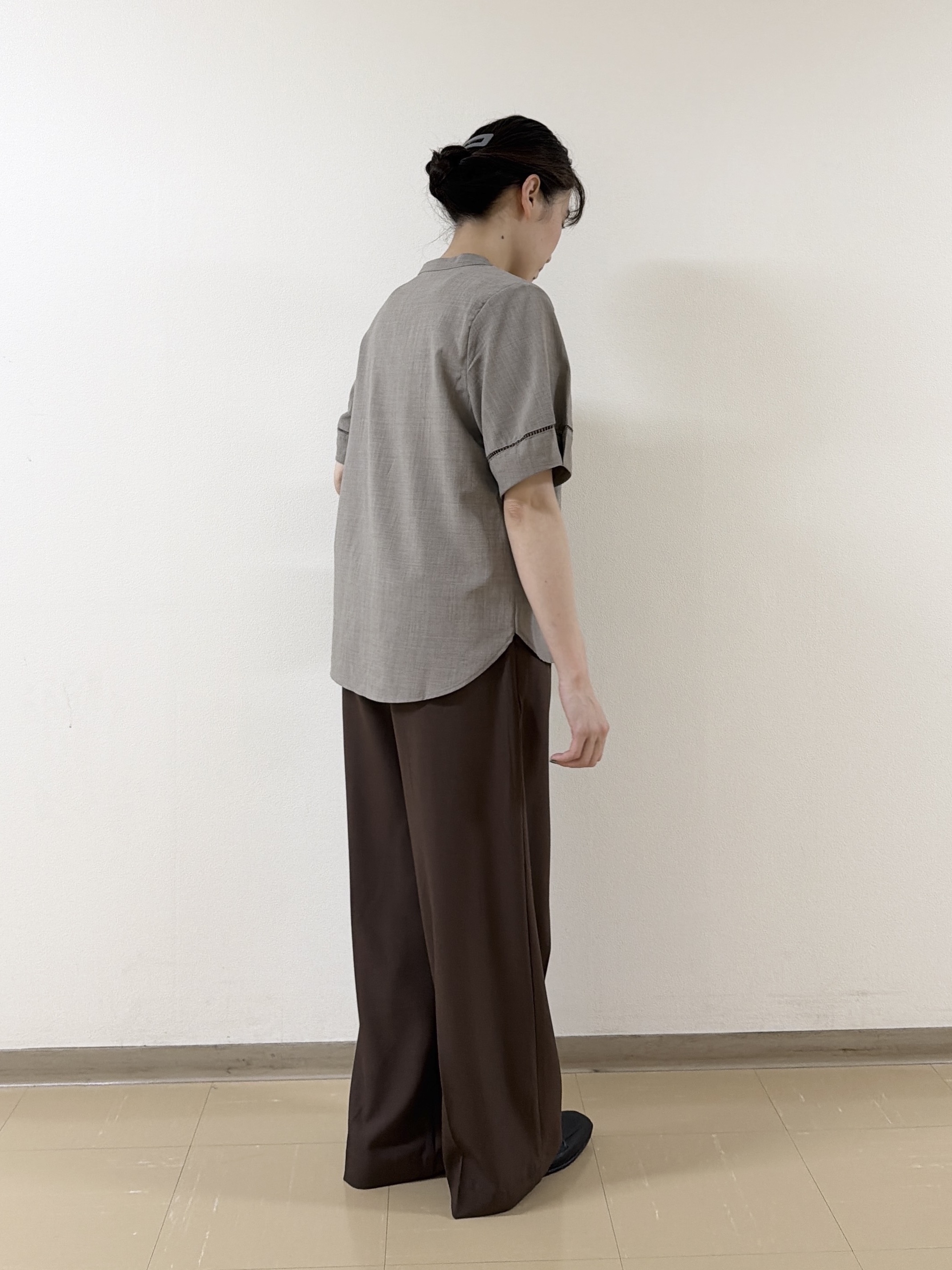 あんづさんの「SHOO･LA･RUE｜【洗濯後しわになりにくい/インせずきまる】お袖のハシゴレースで涼やかに 麻調スキッパーブラウス」を使ったコーディネート