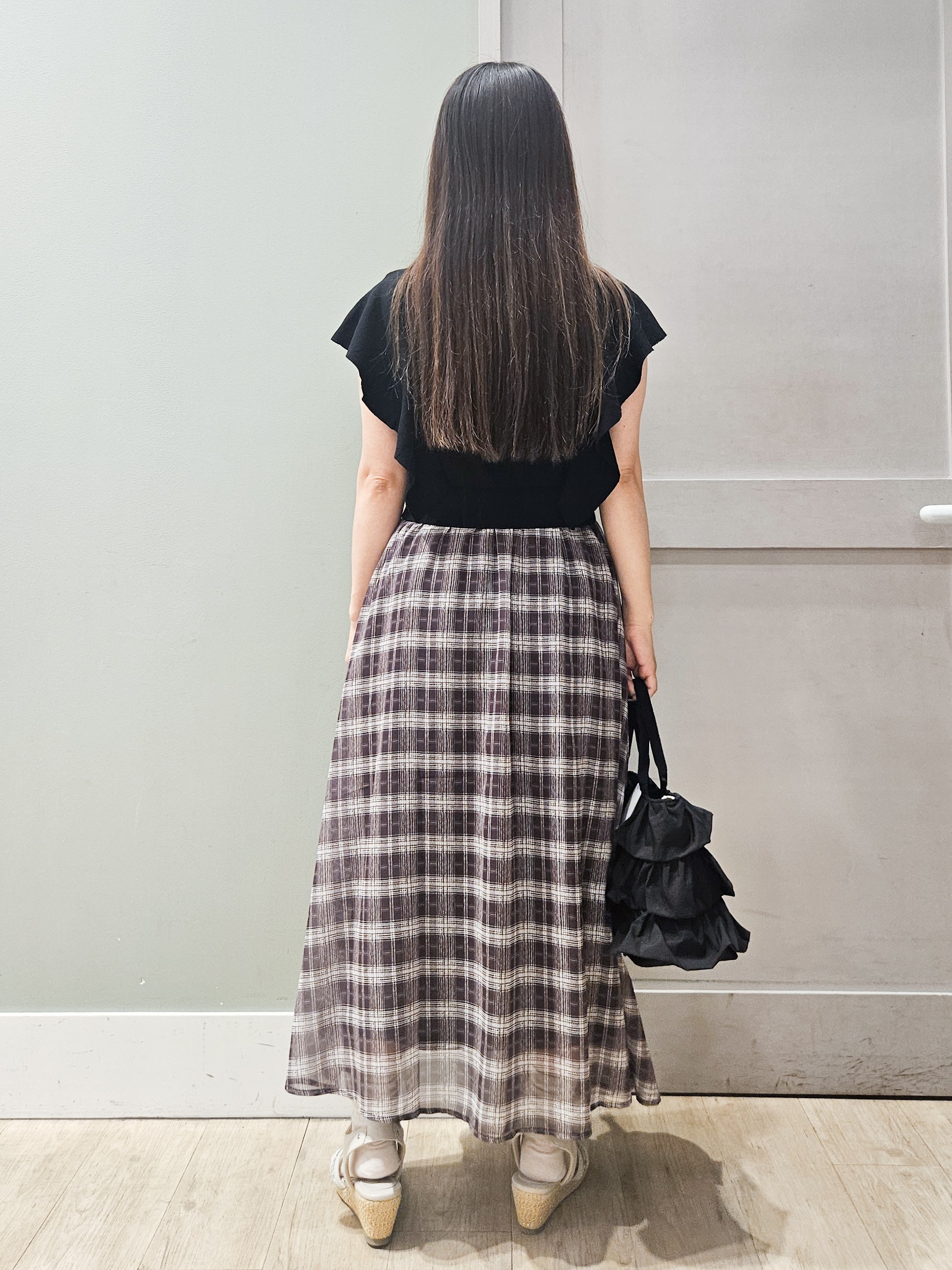maiさんの「grove｜【低身長さんも選べる着丈・洗濯機◎】1枚で華やか 肩フリルニットドッキングワンピース」を使ったコーディネート