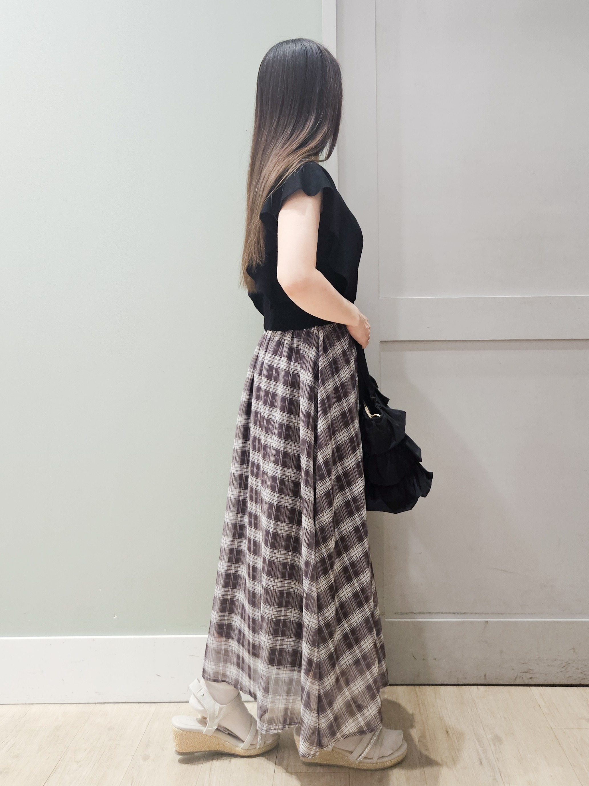 maiさんの「grove｜【低身長さんも選べる着丈・洗濯機◎】1枚で華やか 肩フリルニットドッキングワンピース」を使ったコーディネート