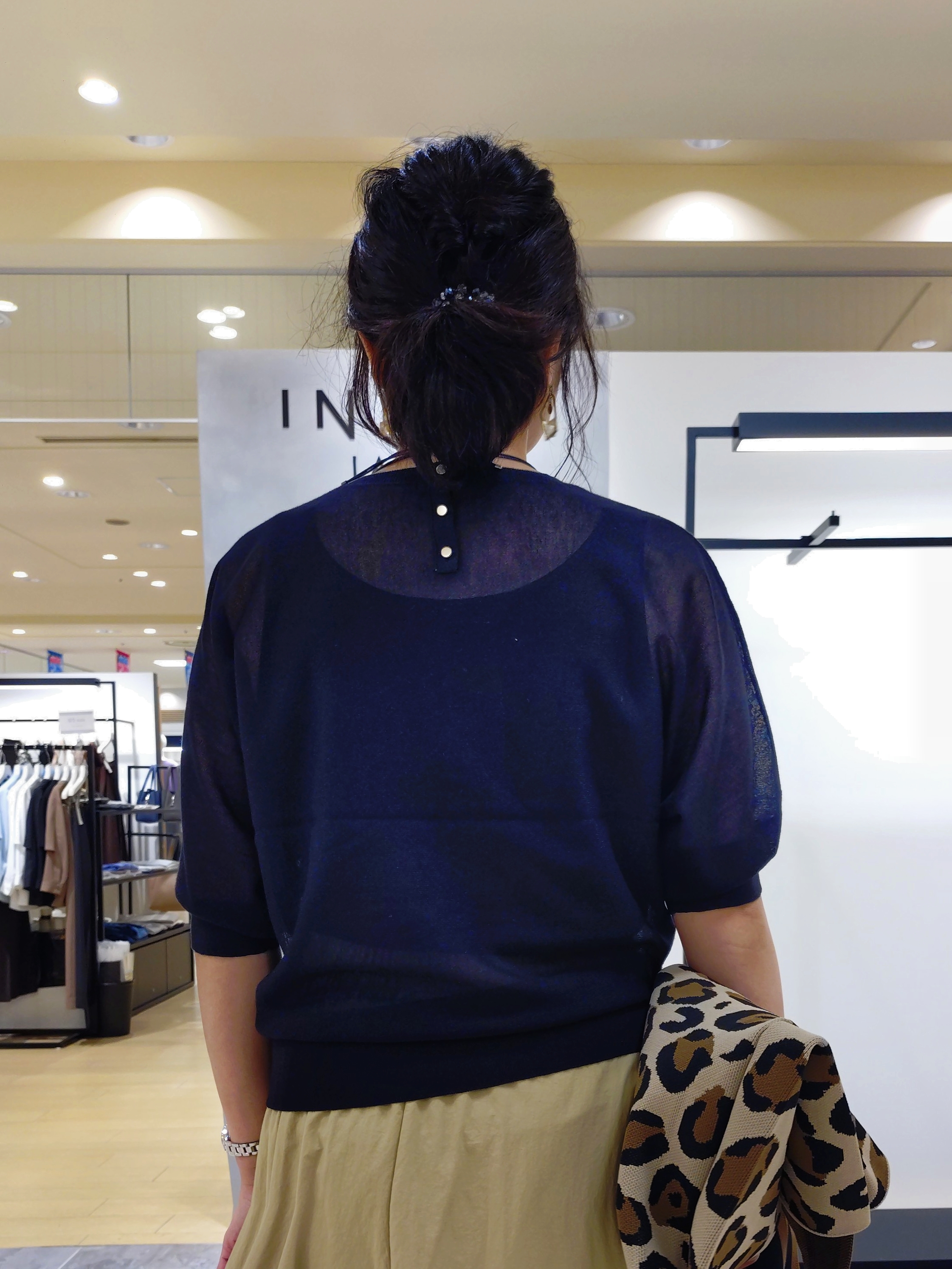 TOMOMIさんの「INDIVI｜【撥水／裏地なし軽量】ギャザーボリュームスカート」を使ったコーディネート