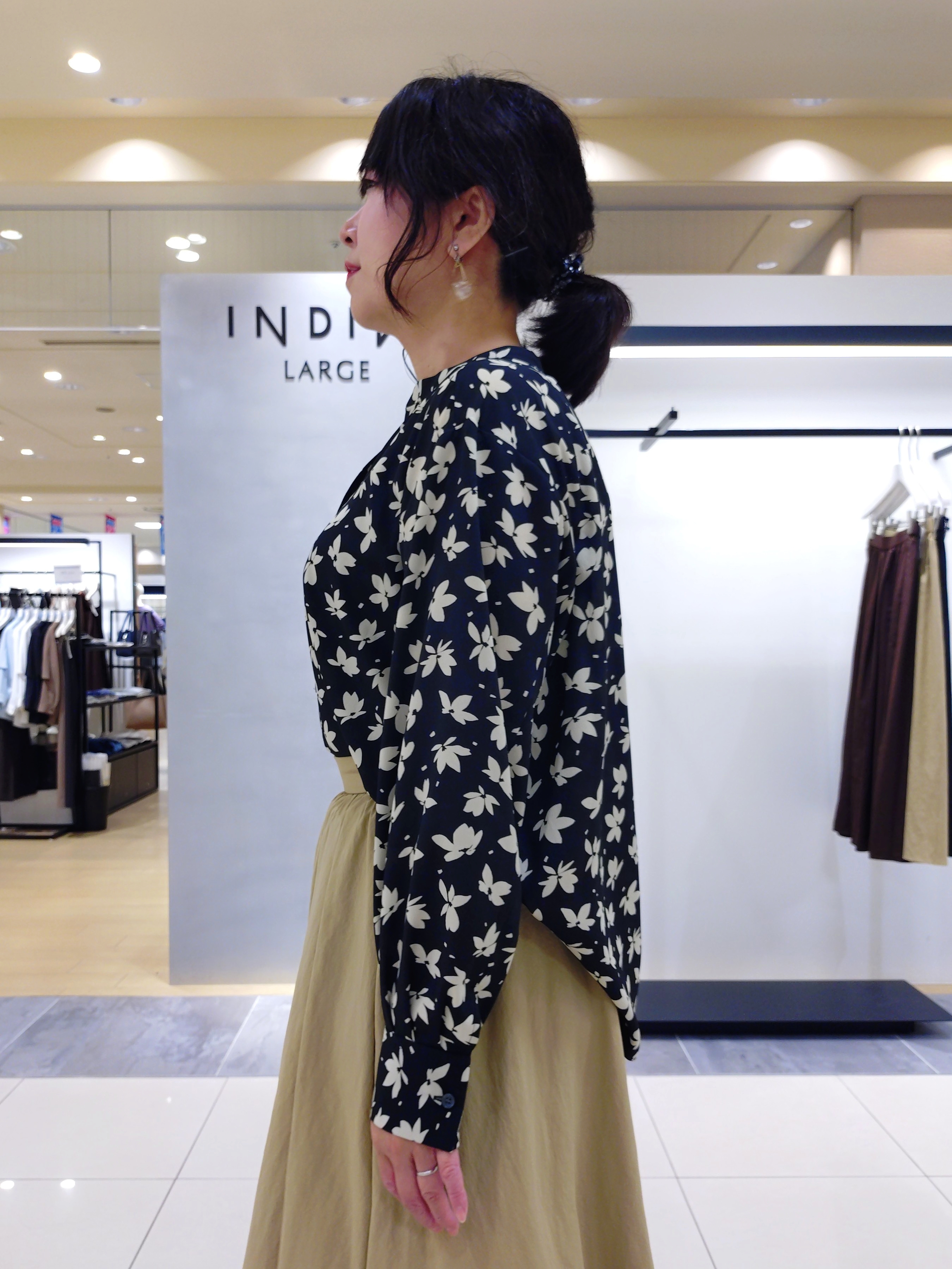 TOMOMIさんの「INDIVI｜【撥水／裏地なし軽量】ギャザーボリュームスカート」を使ったコーディネート