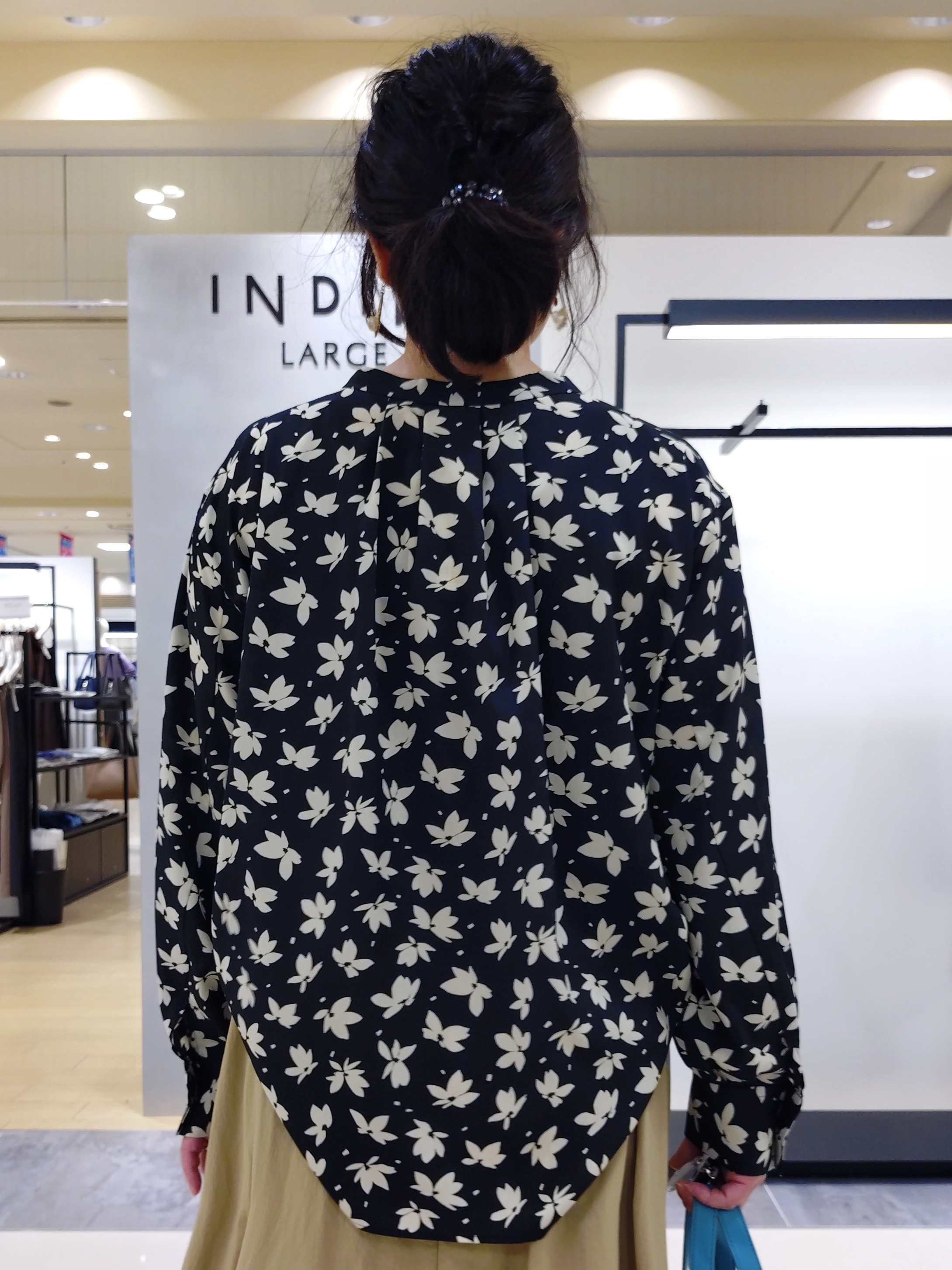 TOMOMIさんの「INDIVI｜【撥水／裏地なし軽量】ギャザーボリュームスカート」を使ったコーディネート