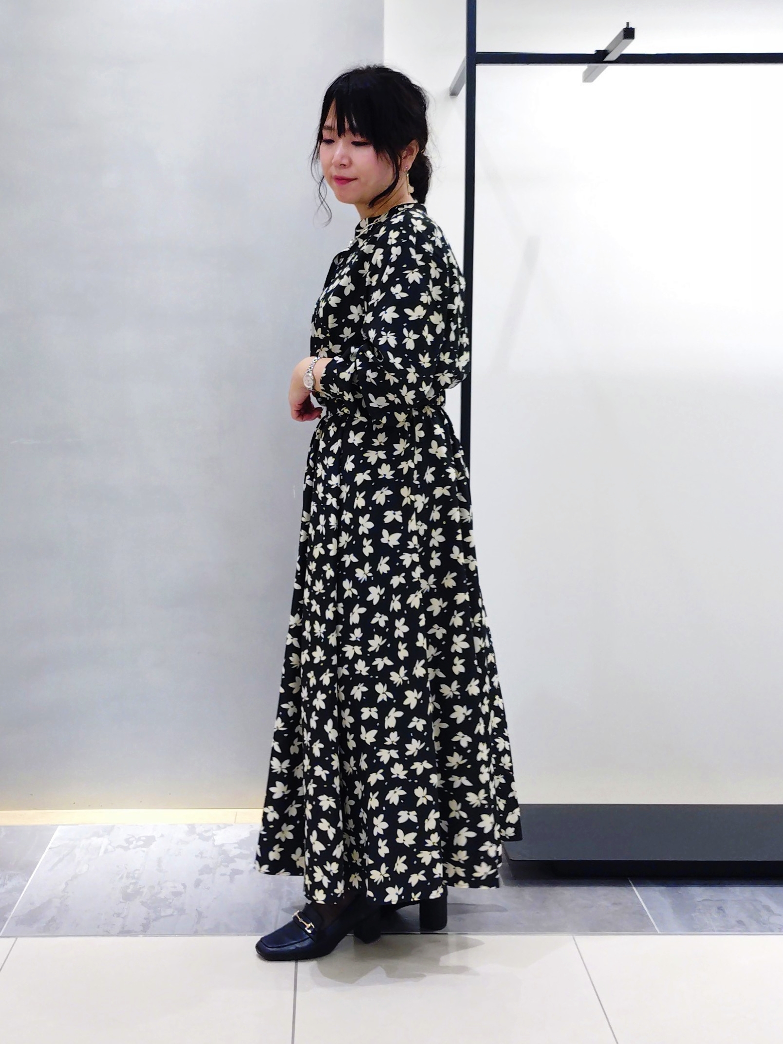 TOMOMIさんの「INDIVI｜【着映え】モノトーンフラワー柄ブラウス」を使ったコーディネート