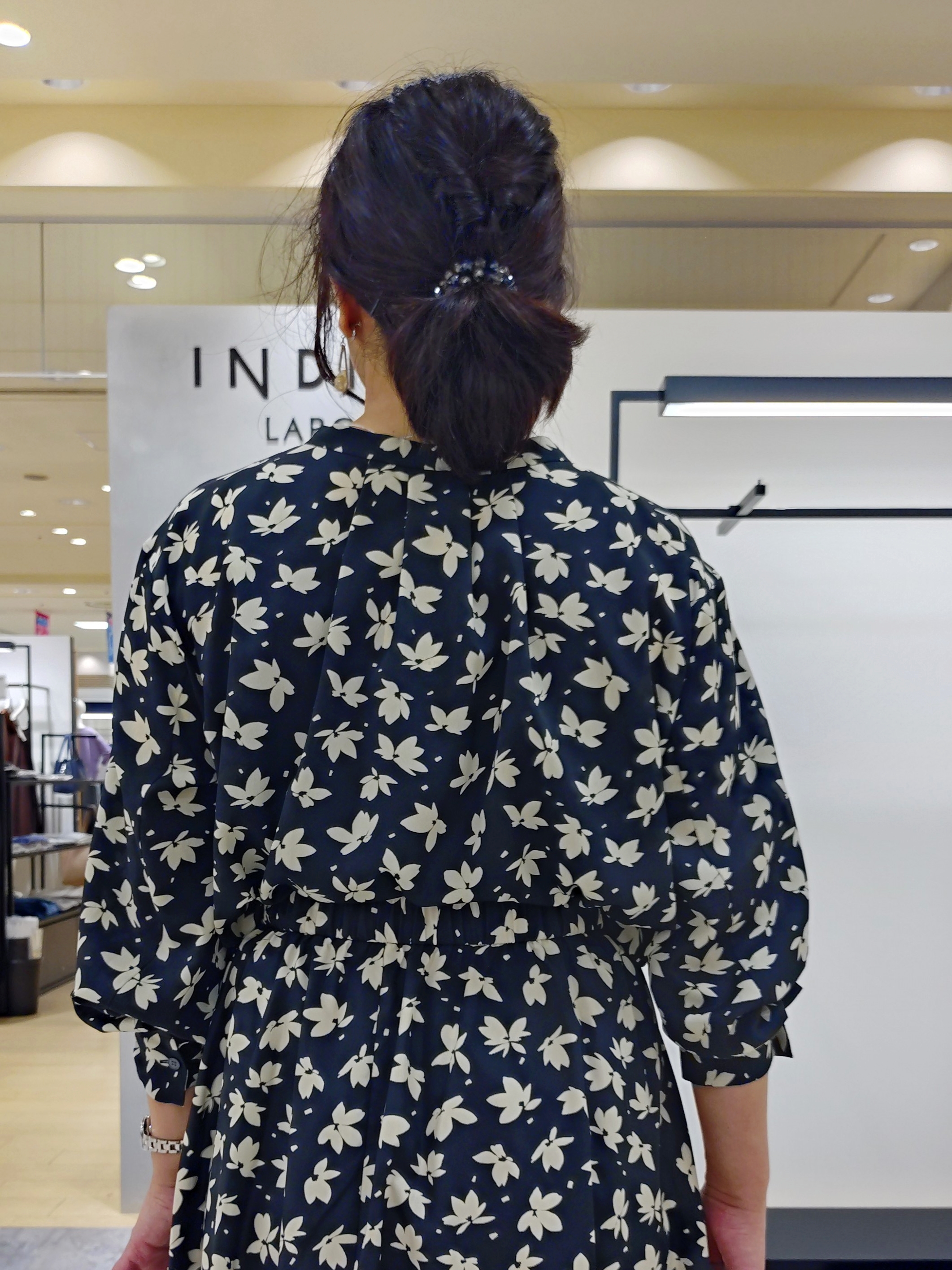 TOMOMIさんの「INDIVI｜【着映え】モノトーンフラワー柄ブラウス」を使ったコーディネート