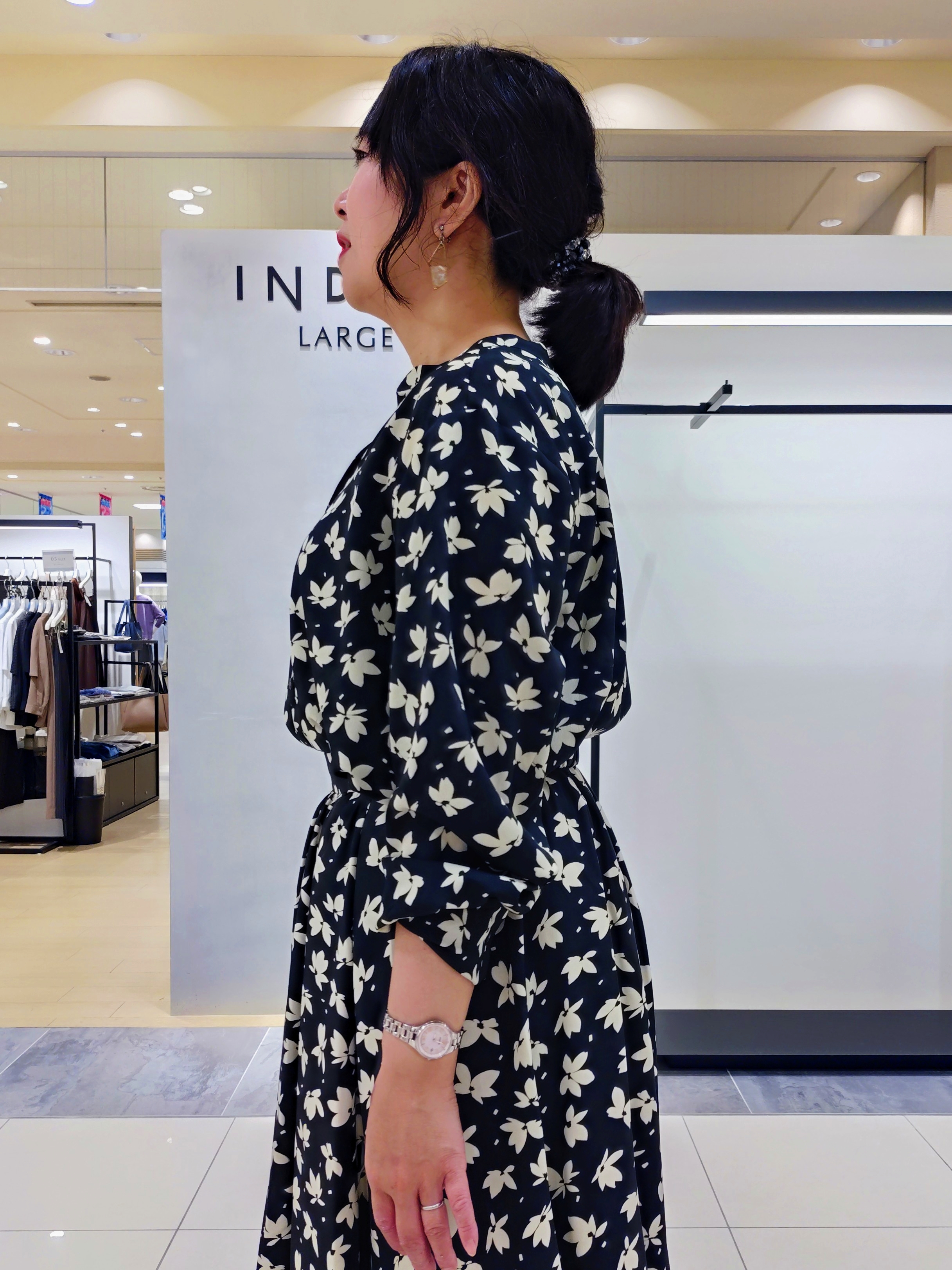 TOMOMIさんの「INDIVI｜【着映え】モノトーンフラワー柄ブラウス」を使ったコーディネート