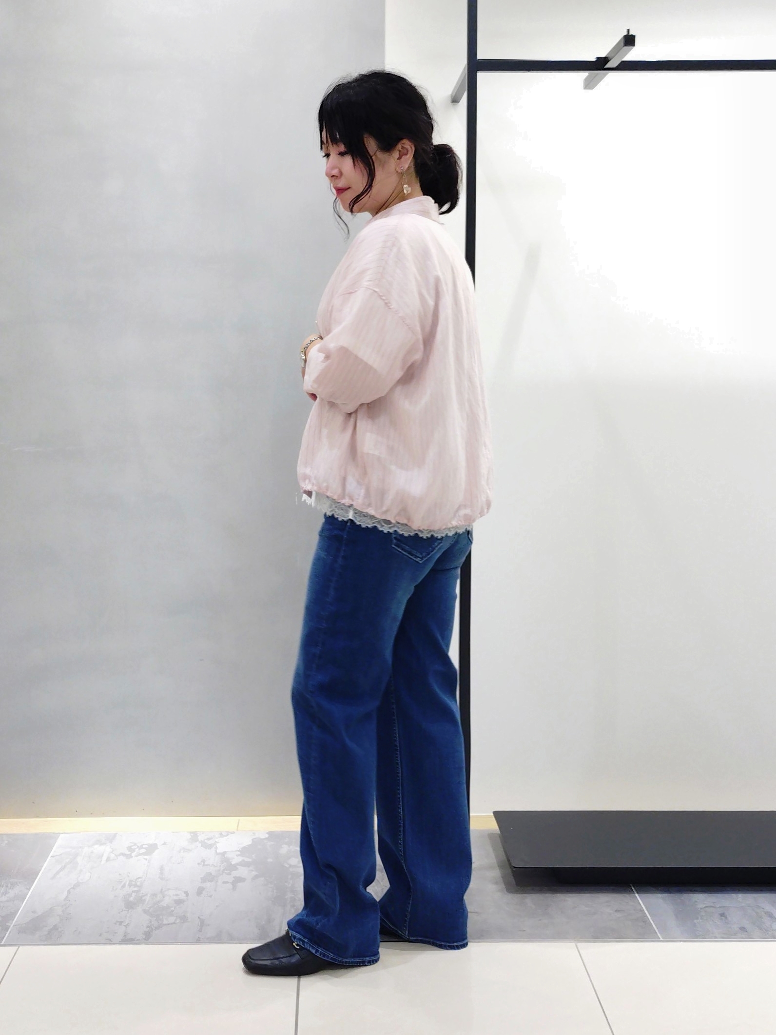 TOMOMIさんの「INDIVI｜【褒められデニム】ワイドストレート デニムパンツ」を使ったコーディネート