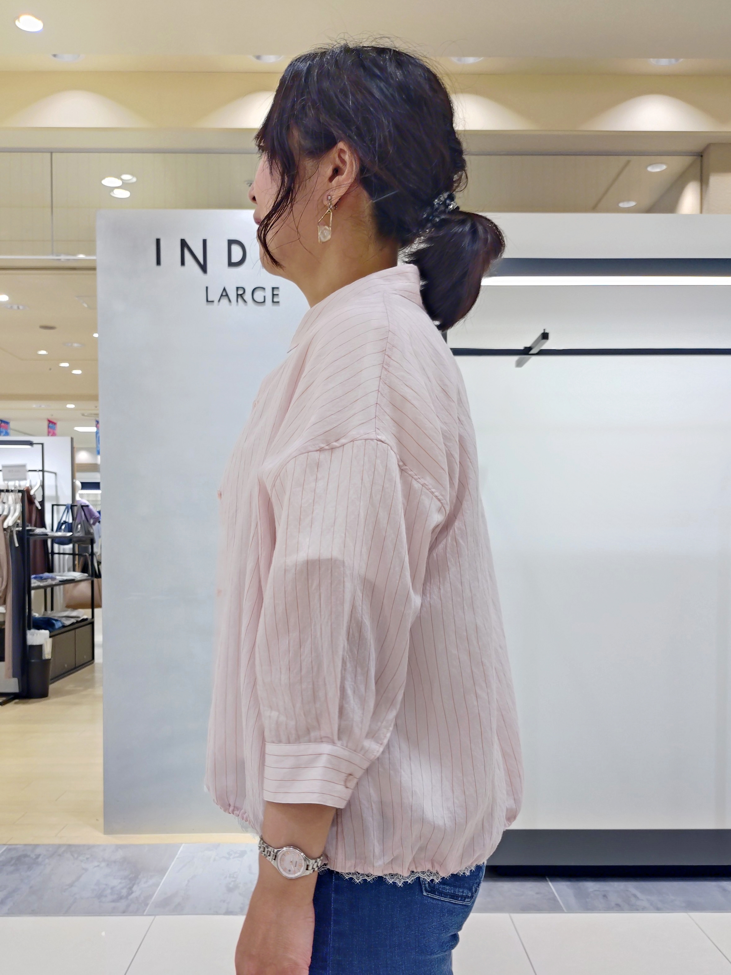 TOMOMIさんの「INDIVI｜【褒められデニム】ワイドストレート デニムパンツ」を使ったコーディネート