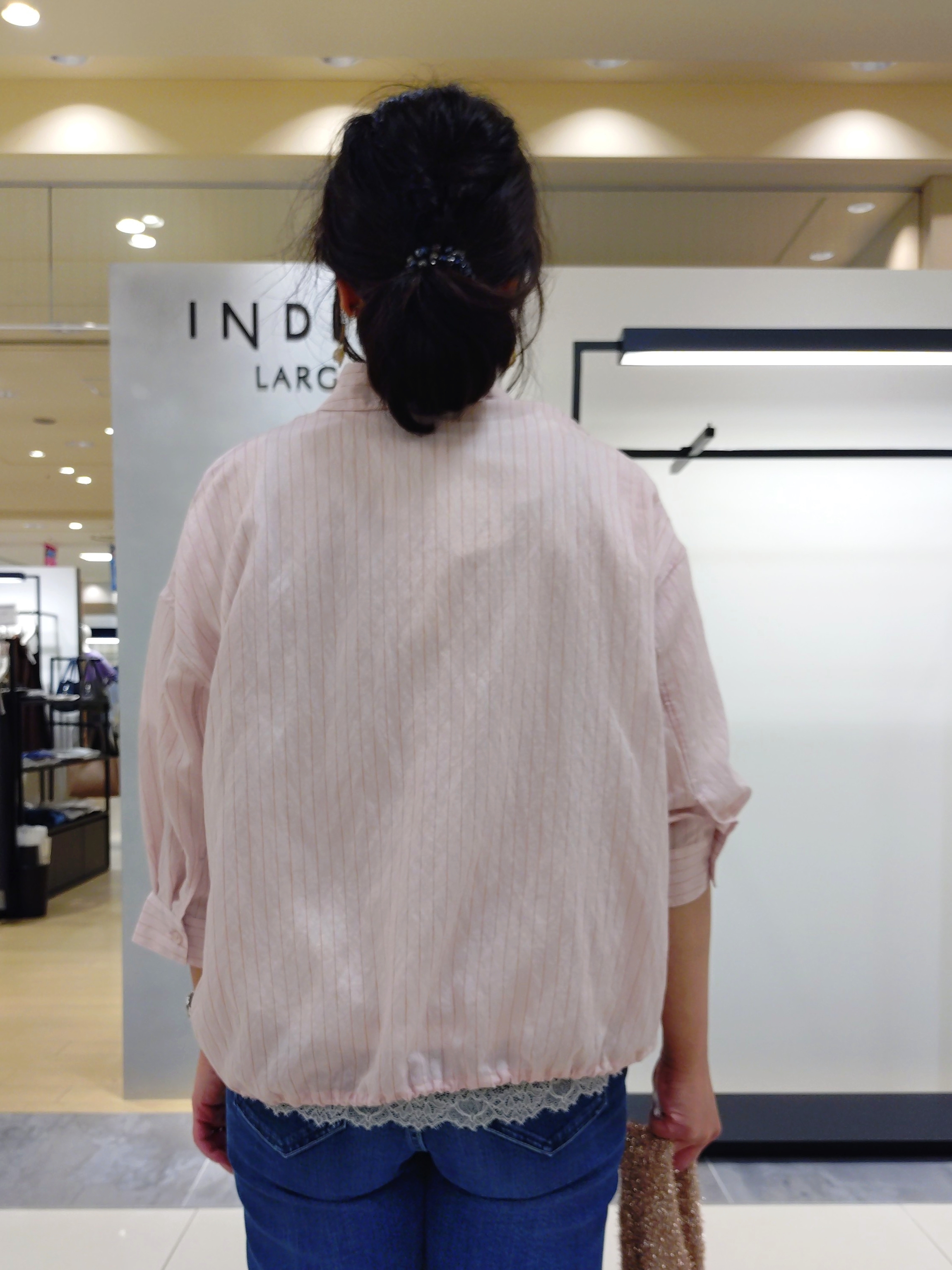 TOMOMIさんの「INDIVI｜【褒められデニム】ワイドストレート デニムパンツ」を使ったコーディネート