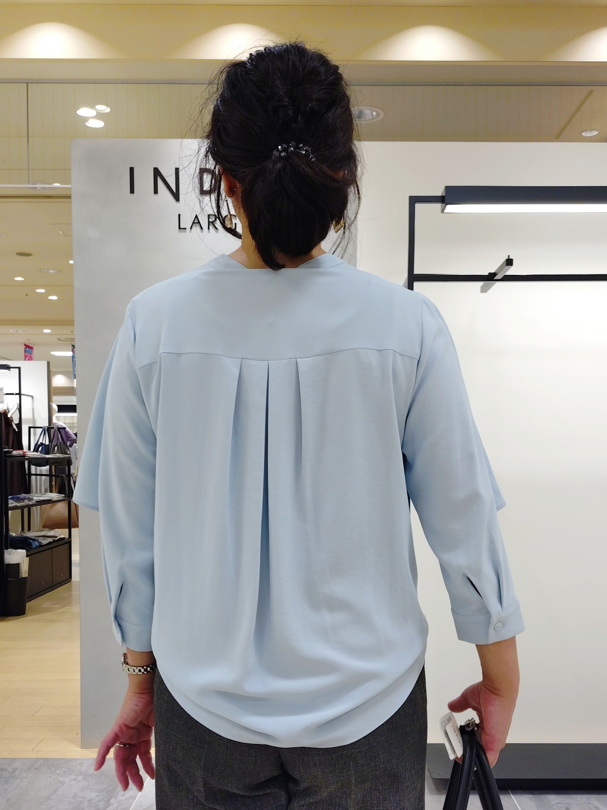 TOMOMIさんの「INDIVI｜【UVケア／接触冷感】リネン風チェックストレートパンツ」を使ったコーディネート