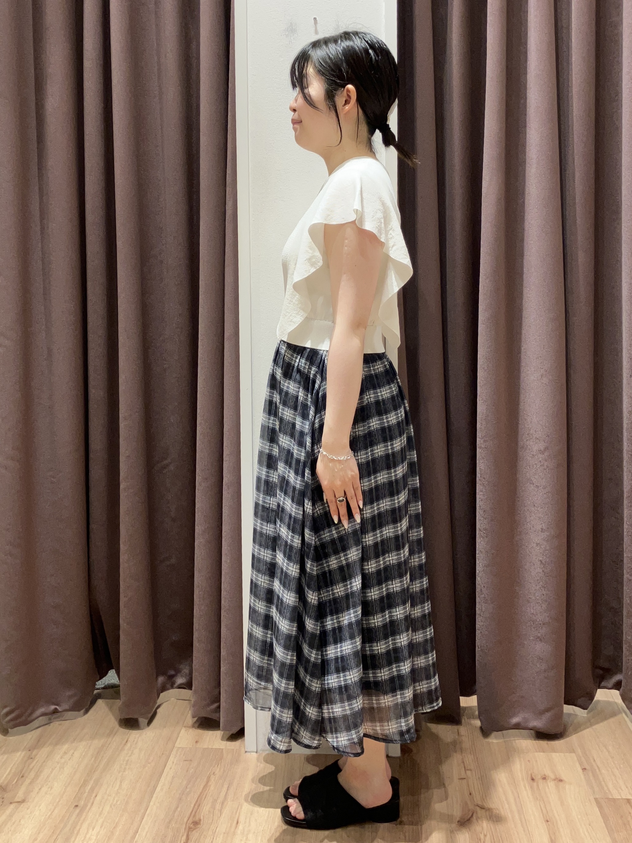みちゃさんの「grove｜【低身長さんも選べる着丈・洗濯機◎】1枚で華やか 肩フリルニットドッキングワンピース」を使ったコーディネート