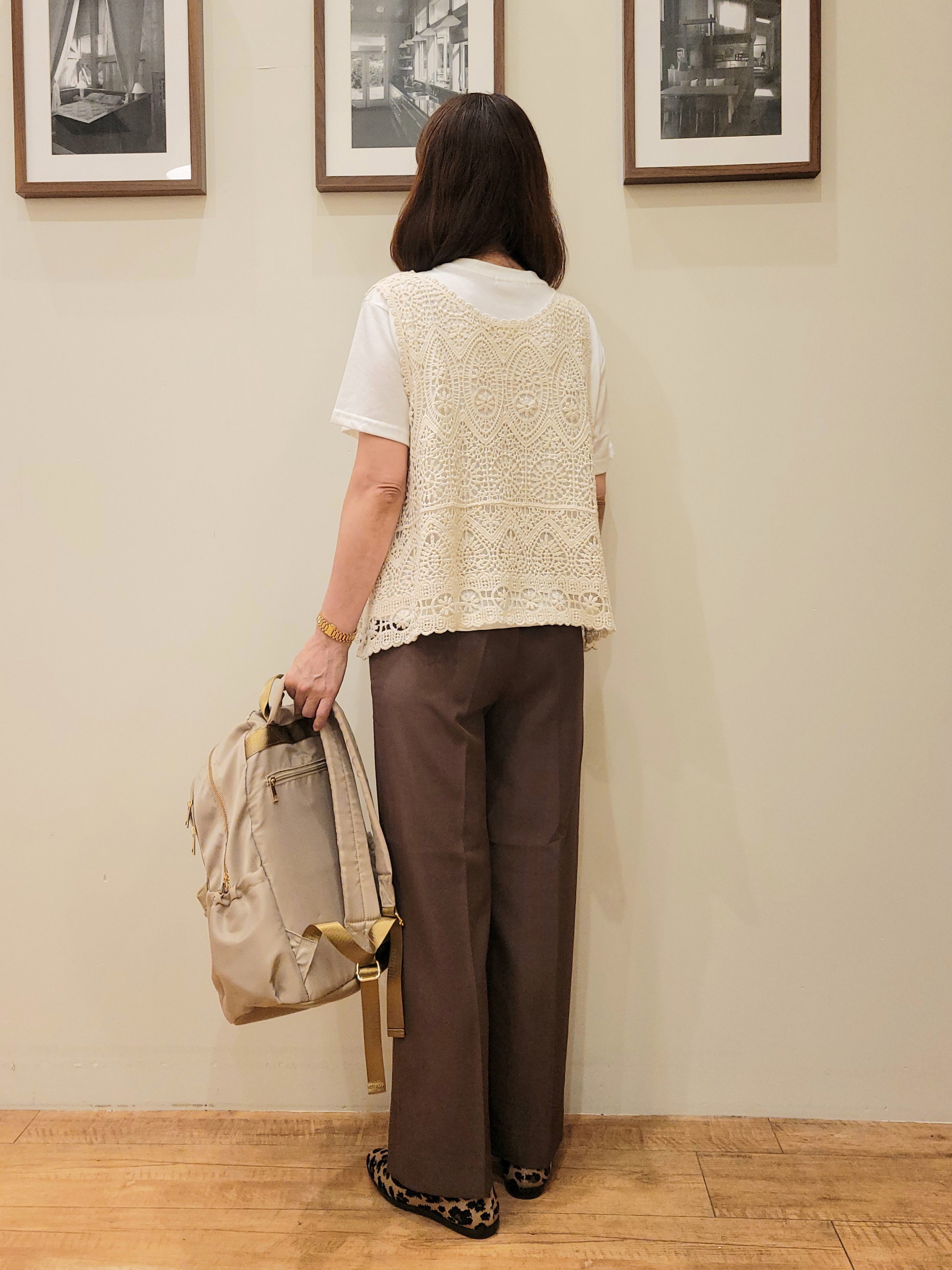 ユウさんの「SHOO･LA･RUE｜【2点セット/体型カバー】クロシェ編みベスト+ロゴT」を使ったコーディネート