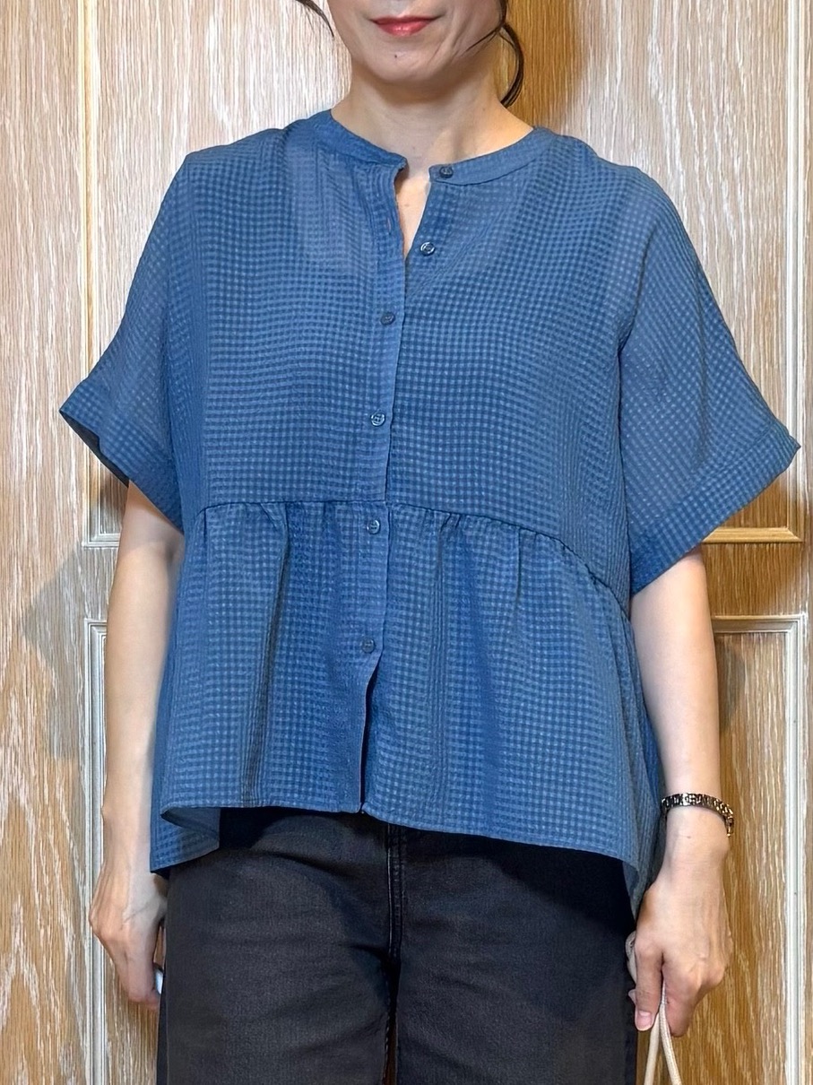 KAORIさんの「SHOO･LA･RUE｜【体型カバー/洗濯機可】二の腕とお腹周りが隠せる シアーペプラムブラウス」を使ったコーディネート