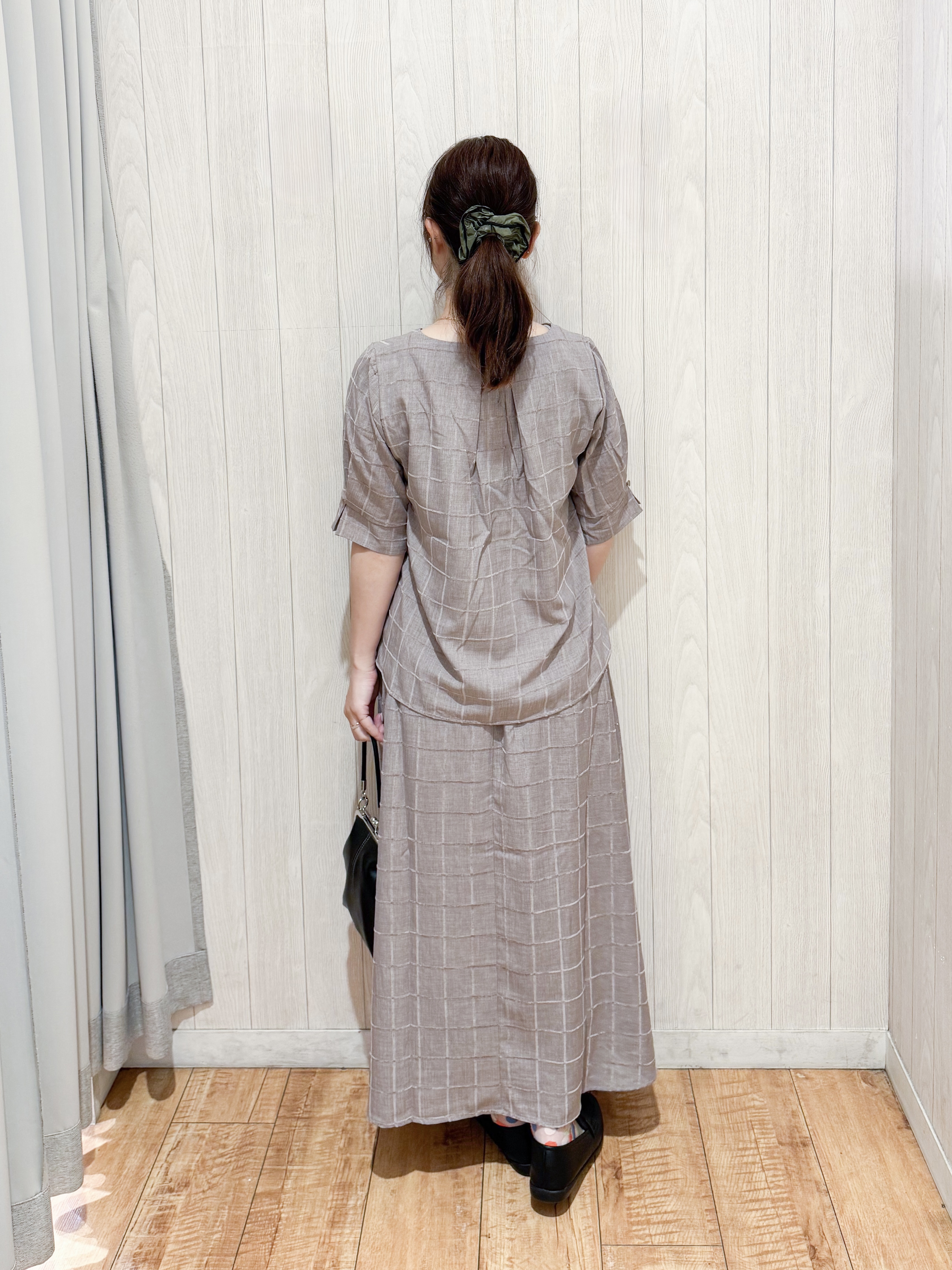 愛さんの「SHOO･LA･RUE｜【セットアップ可/S-LL】モールチェックで上品に タックスリーブ ブラウス」を使ったコーディネート