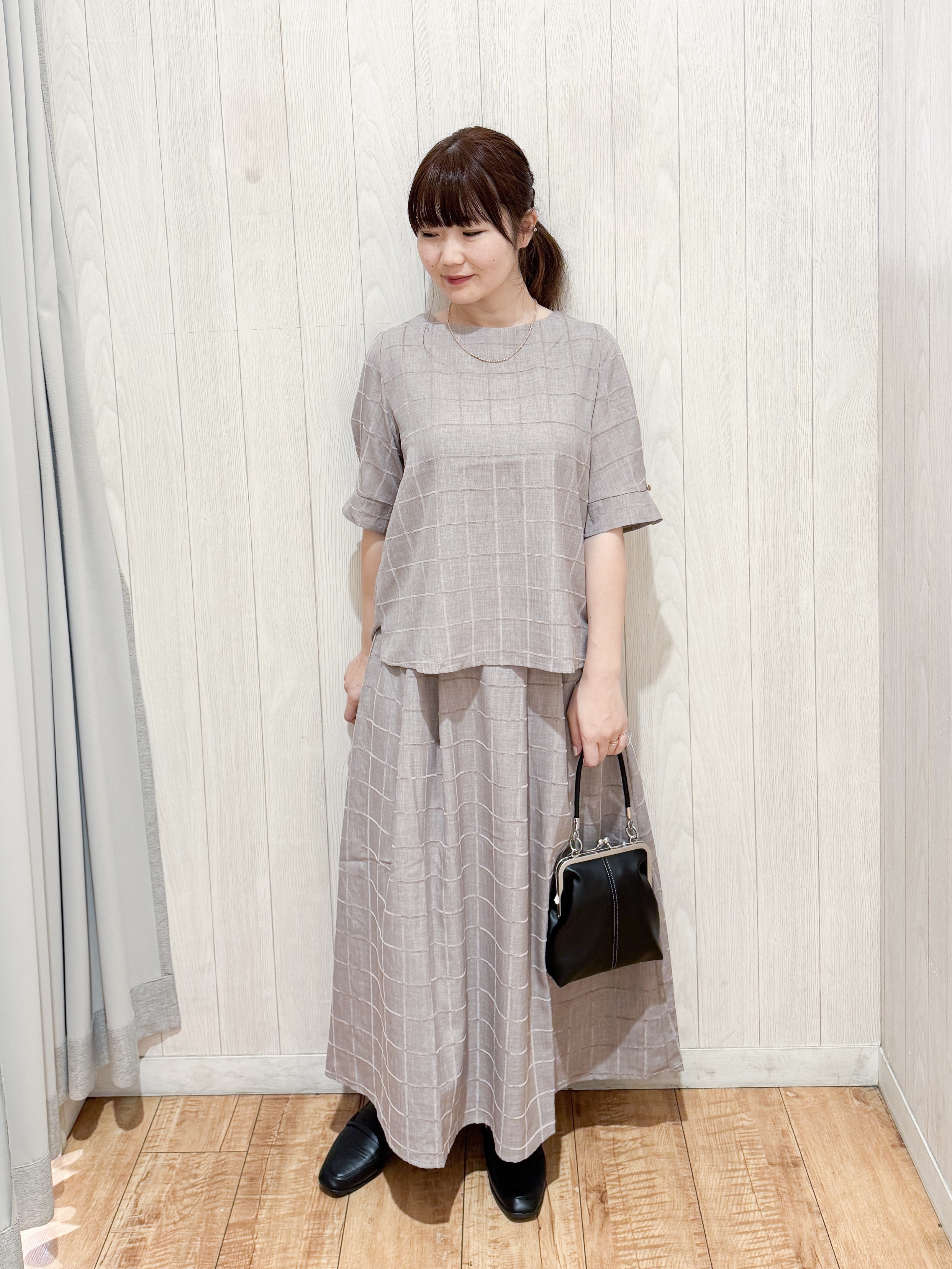 愛さんの「SHOO･LA･RUE｜【セットアップ可/S-LL】モールチェックで上品に タックスリーブ ブラウス」を使ったコーディネート