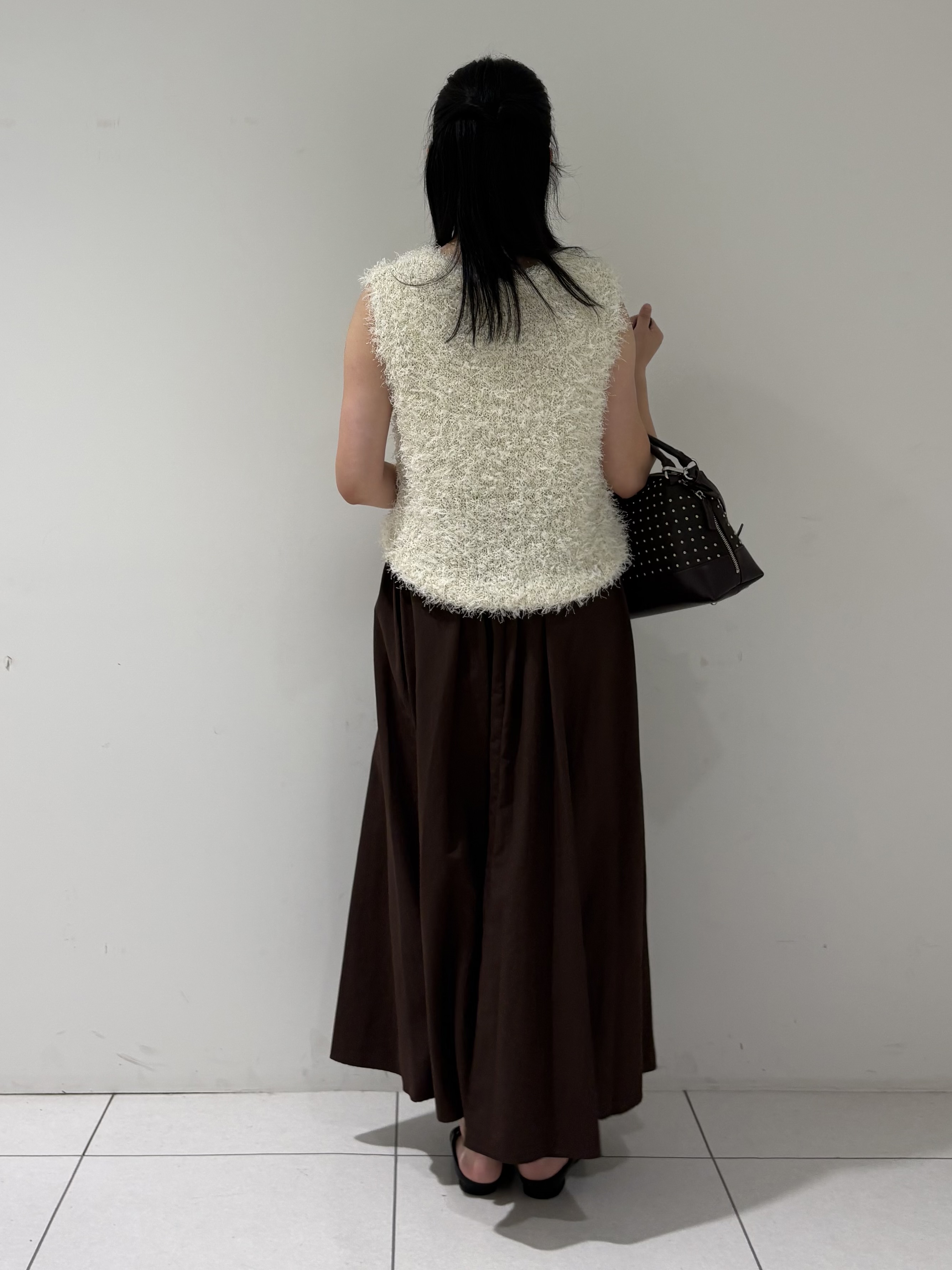 momokoさんの「INDIVI｜【洗える】ファンシーヤーンVネックニットベスト」を使ったコーディネート