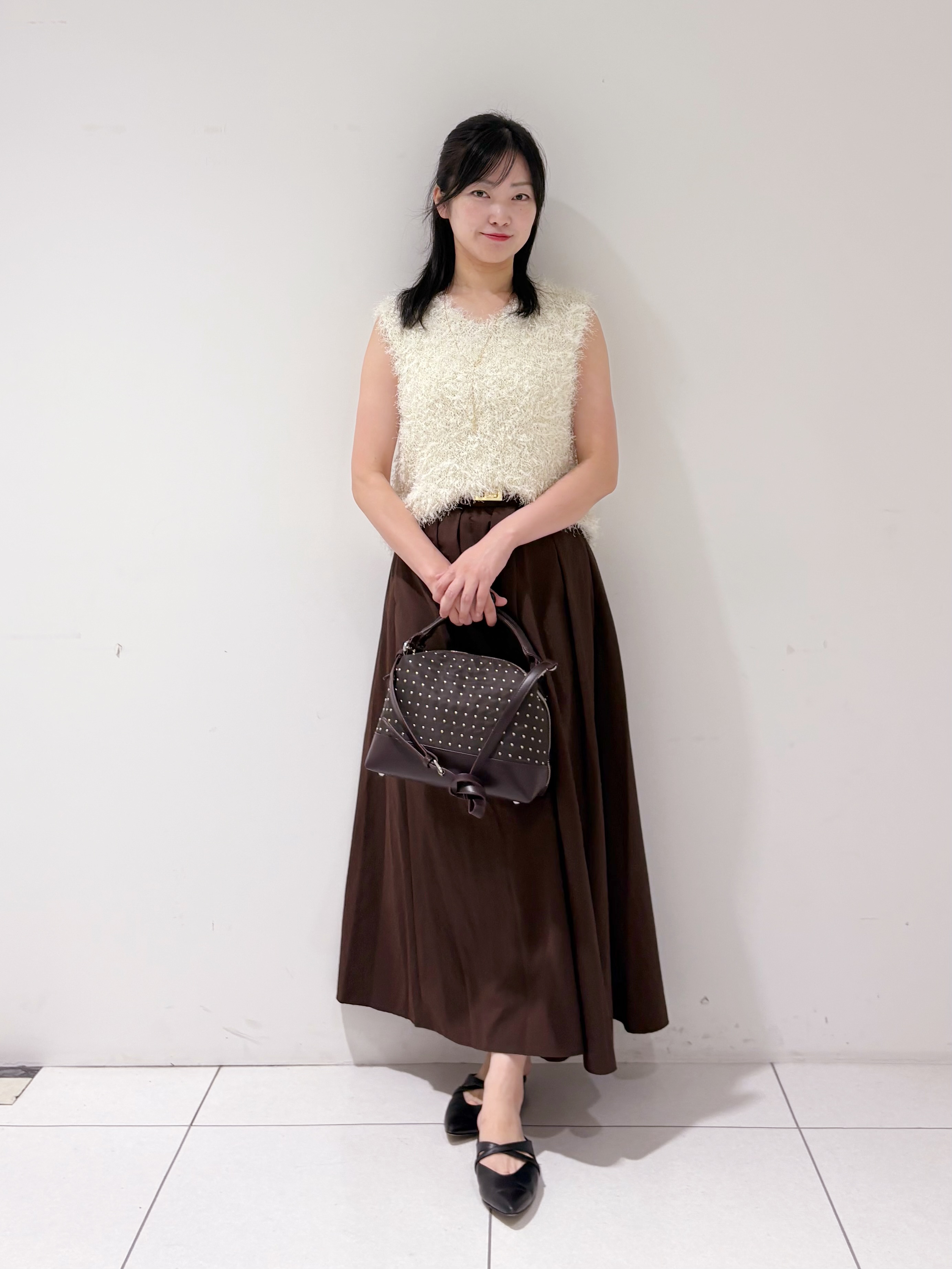 momokoさんの「INDIVI｜【洗える】ファンシーヤーンVネックニットベスト」を使ったコーディネート