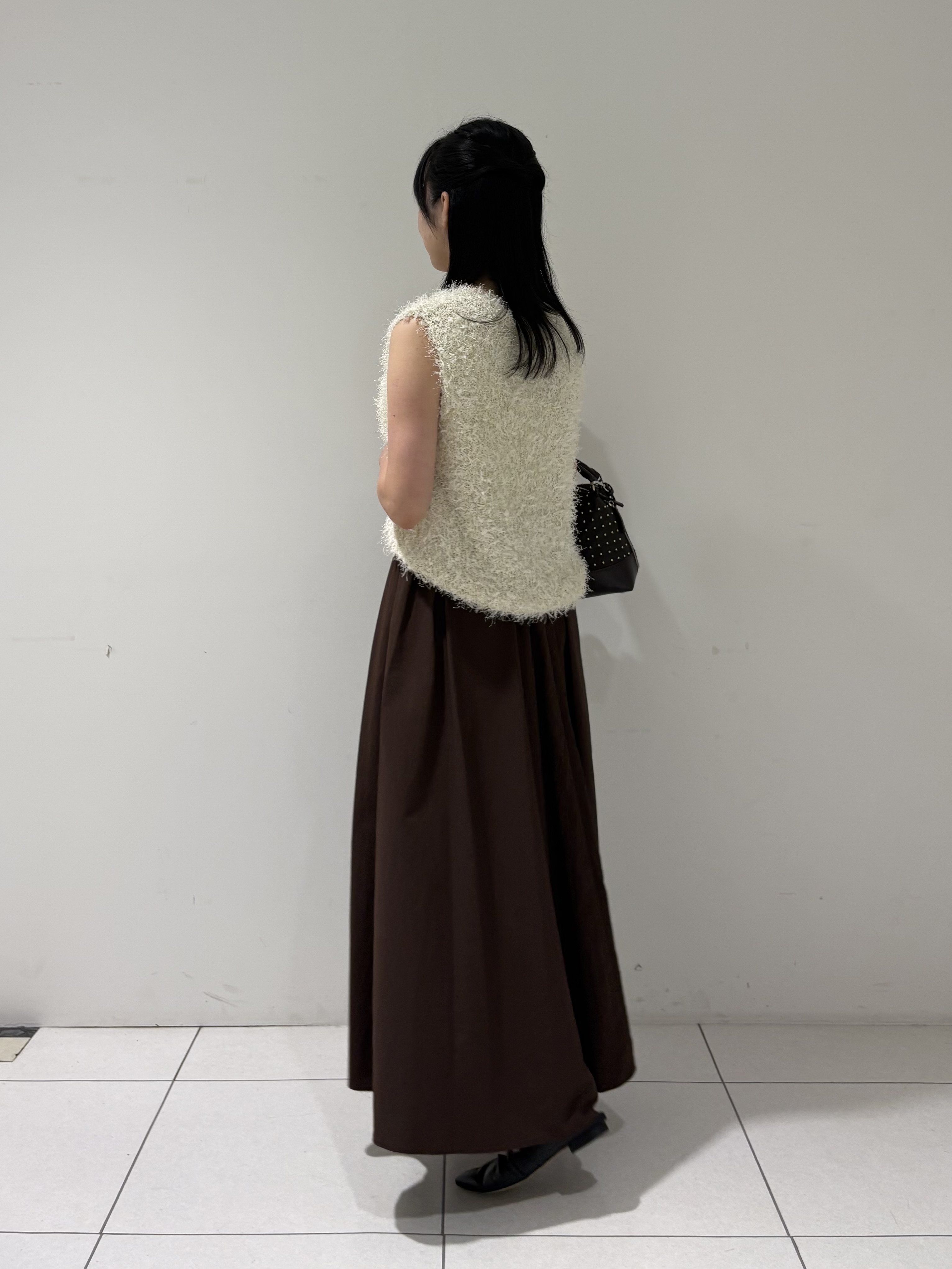 momokoさんの「INDIVI｜【洗える】ファンシーヤーンVネックニットベスト」を使ったコーディネート