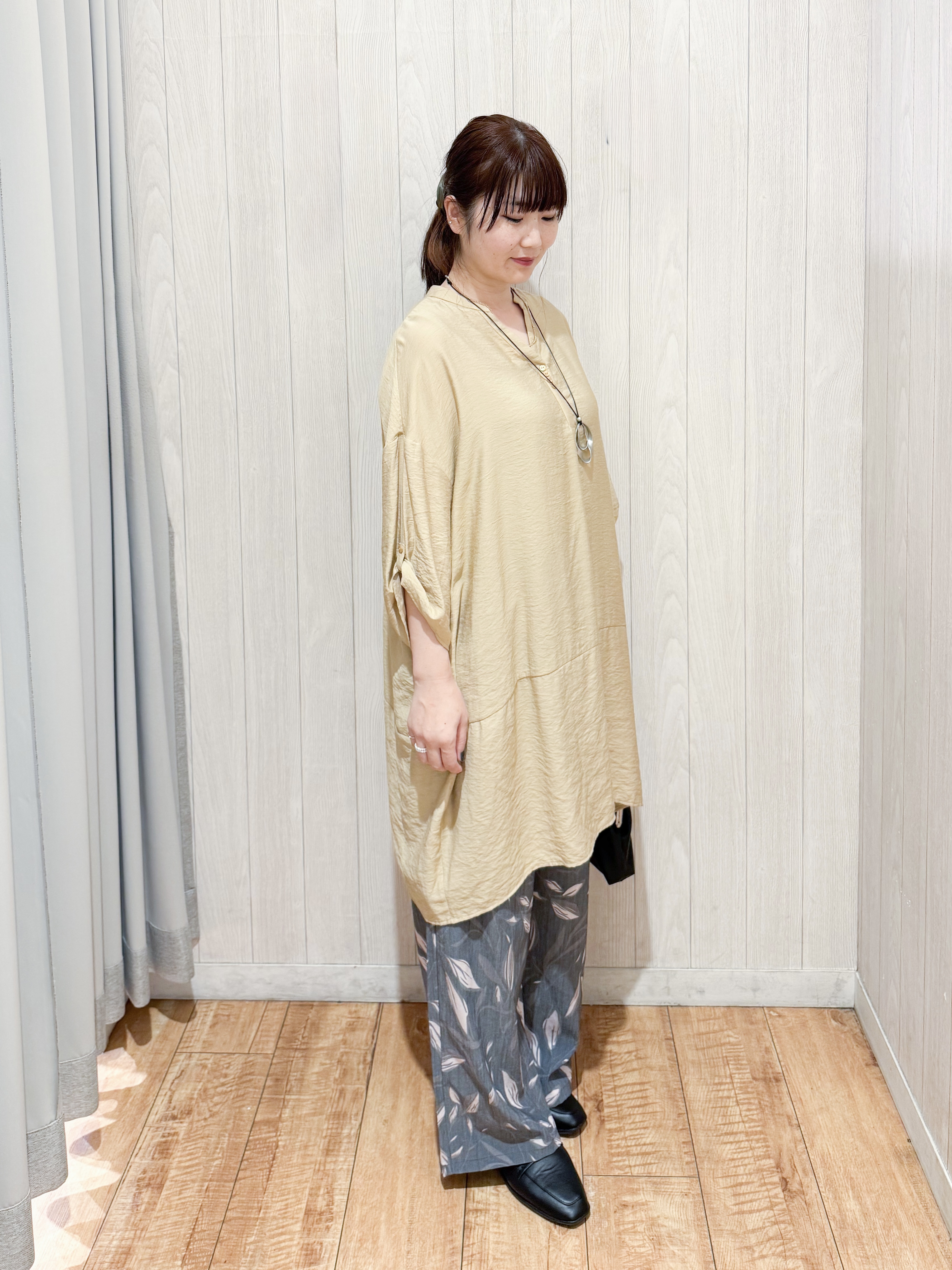 愛さんの「SHOO･LA･RUE｜【ひんやり/S-LL/洗濯後しわになりにくい】体型カバーにも ゆるっとリラックス 7分袖チュニック」を使ったコーディネート